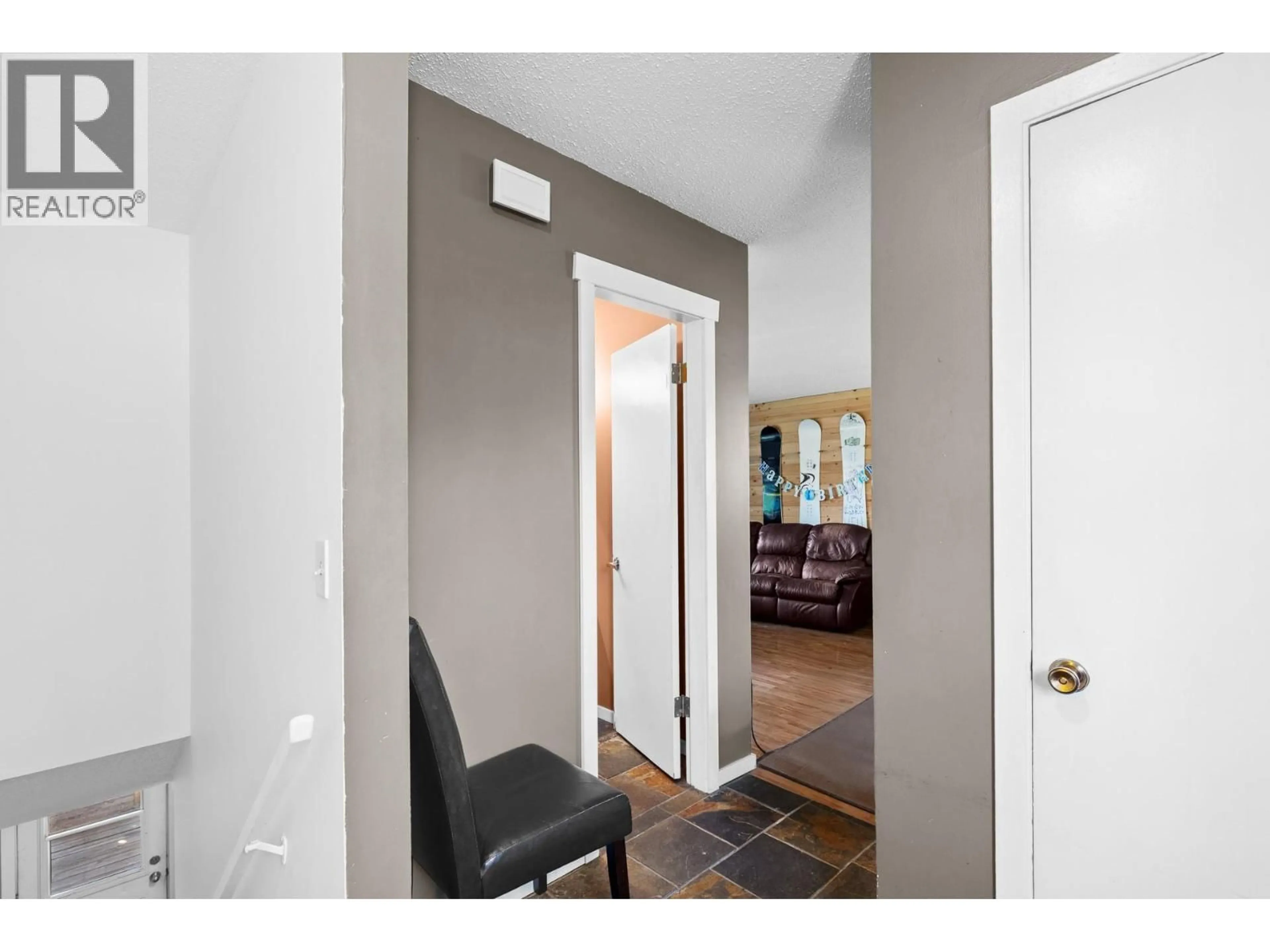 Indoor entryway for 702 FRASER ROAD, Kelowna British Columbia V1X3M3