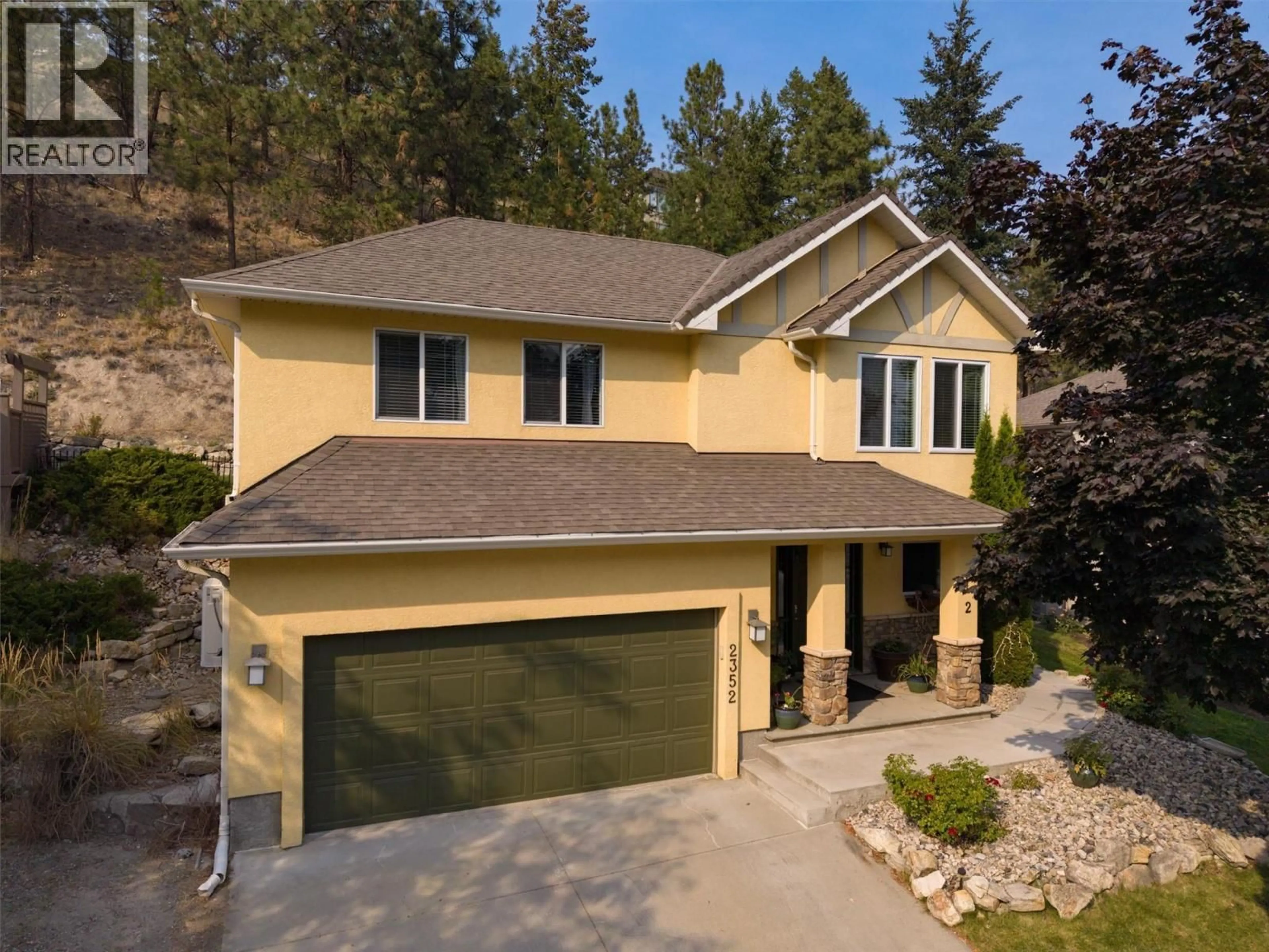 Home with vinyl exterior material, street for 2352 SELKIRK DRIVE, Kelowna British Columbia V1V2R5