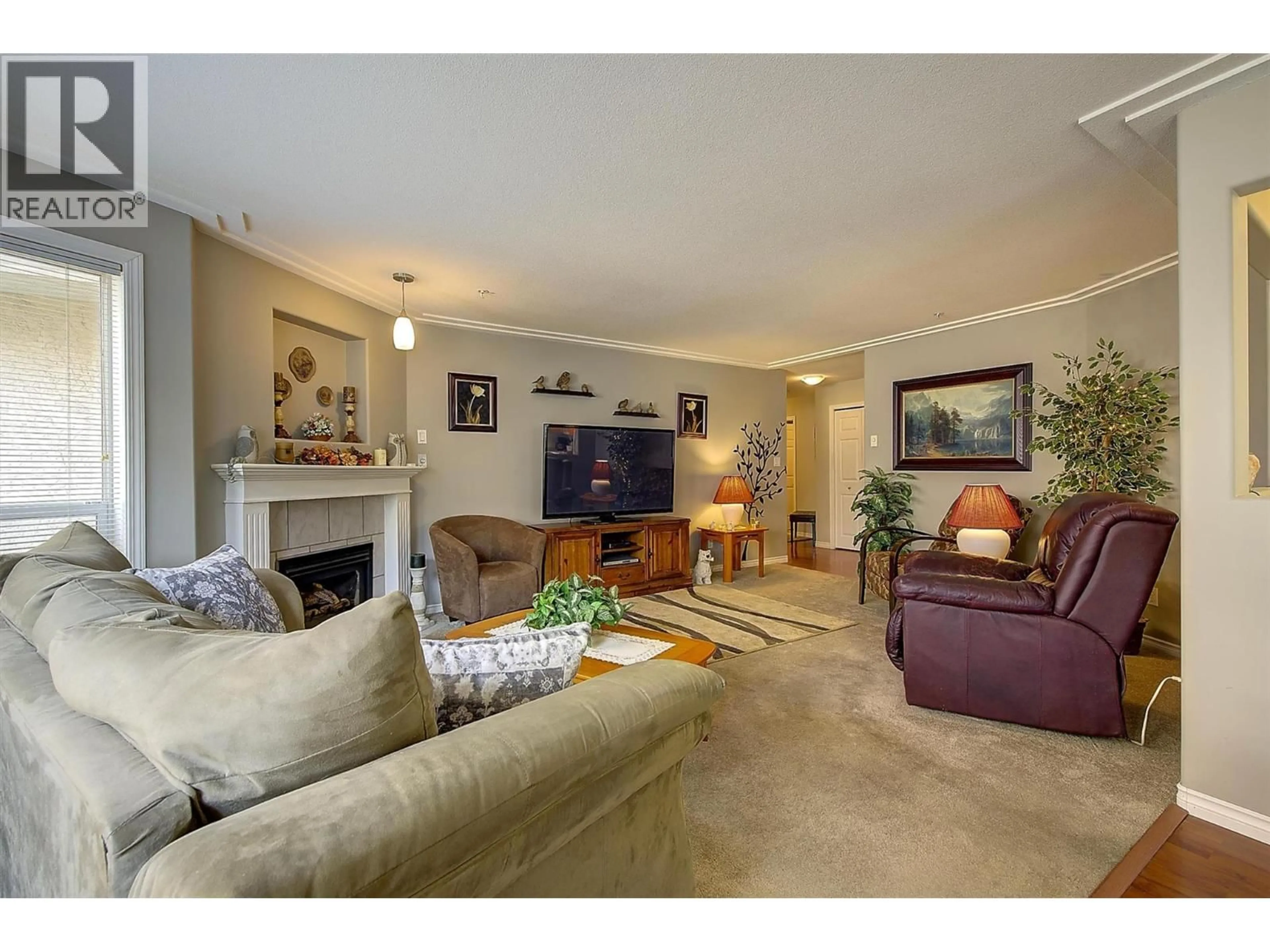 Living room with furniture, carpet floor for 210 - 315 WHITMAN ROAD, Kelowna British Columbia V1V2J4