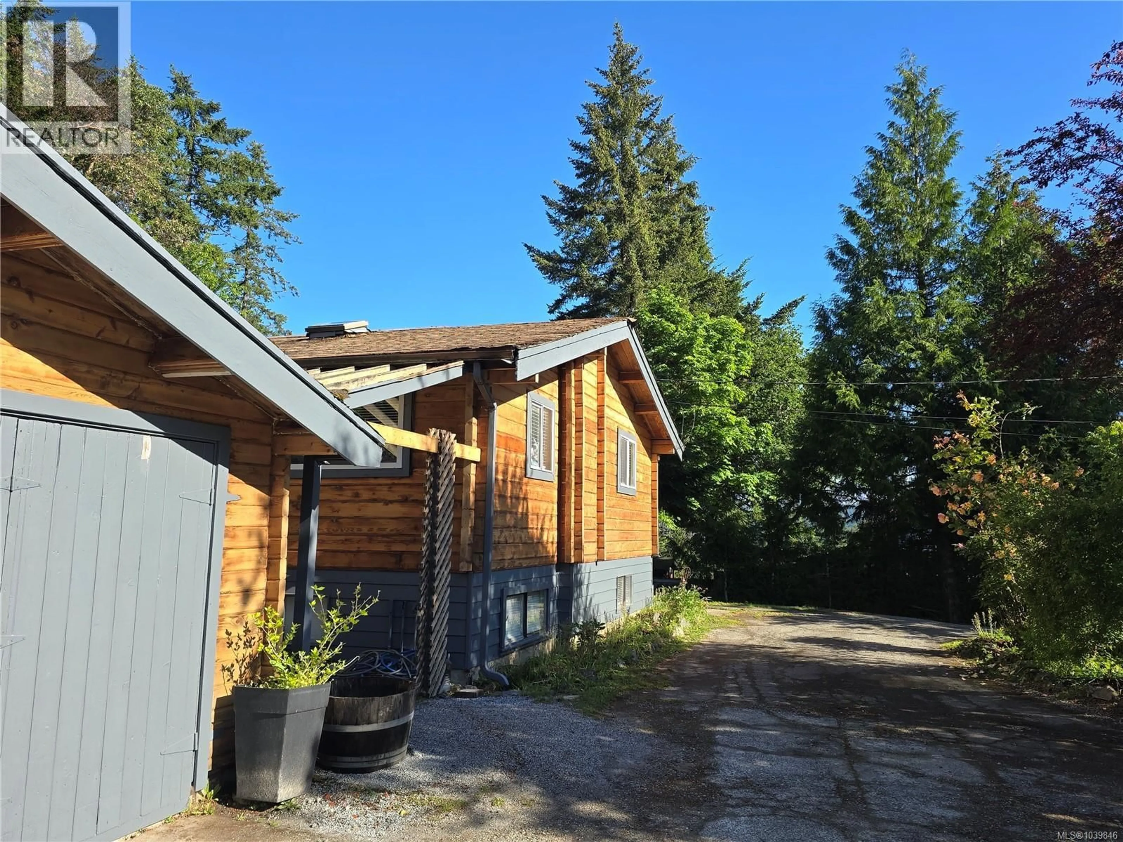 A pic from outside/outdoor area/front of a property/back of a property/a pic from drone, unknown for 6898 WOODWARD DRIVE, Central Saanich British Columbia V8M1A9