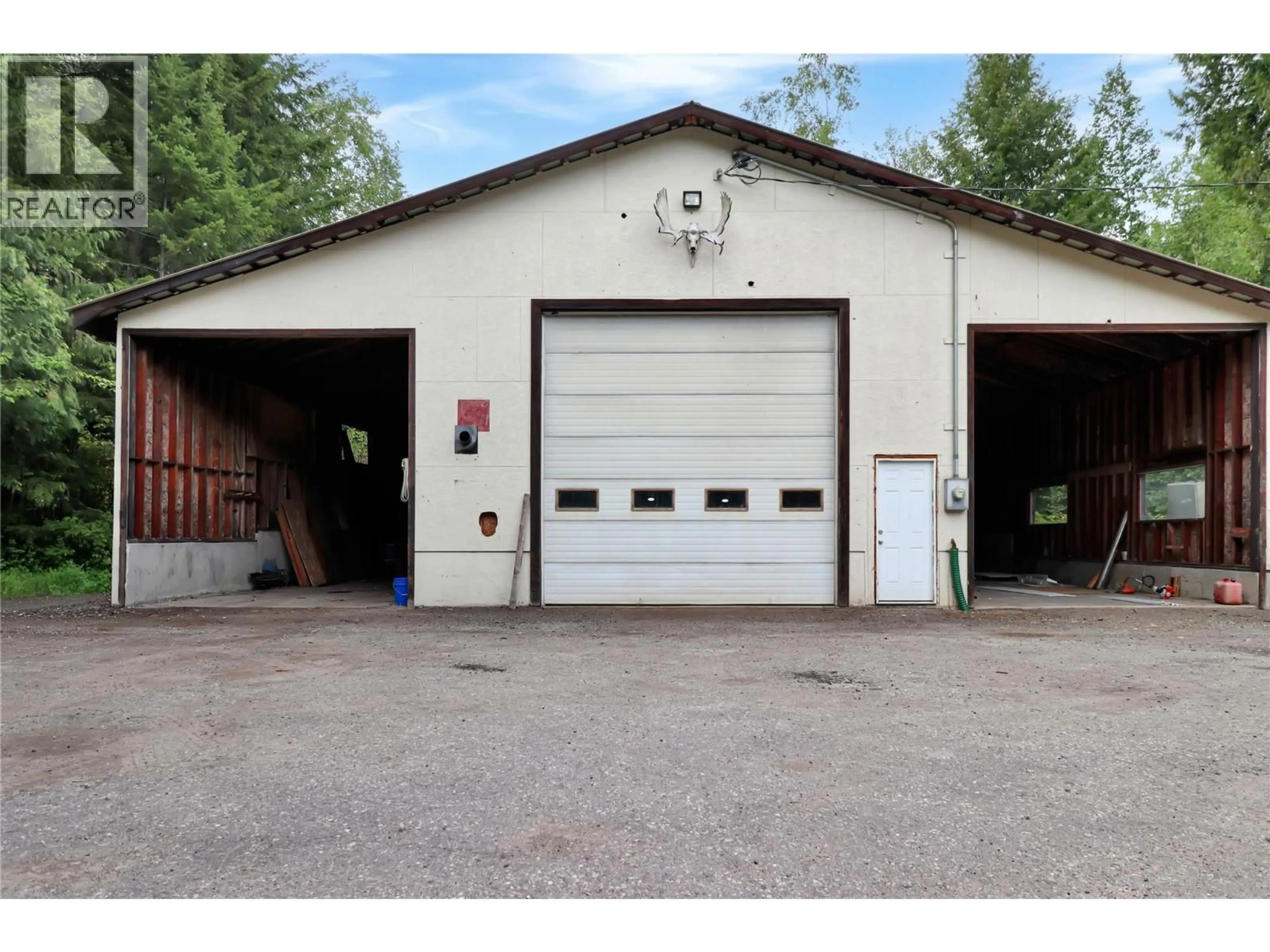 Indoor garage for 208 SCHMIDT ROAD, Clearwater British Columbia V0E1N2