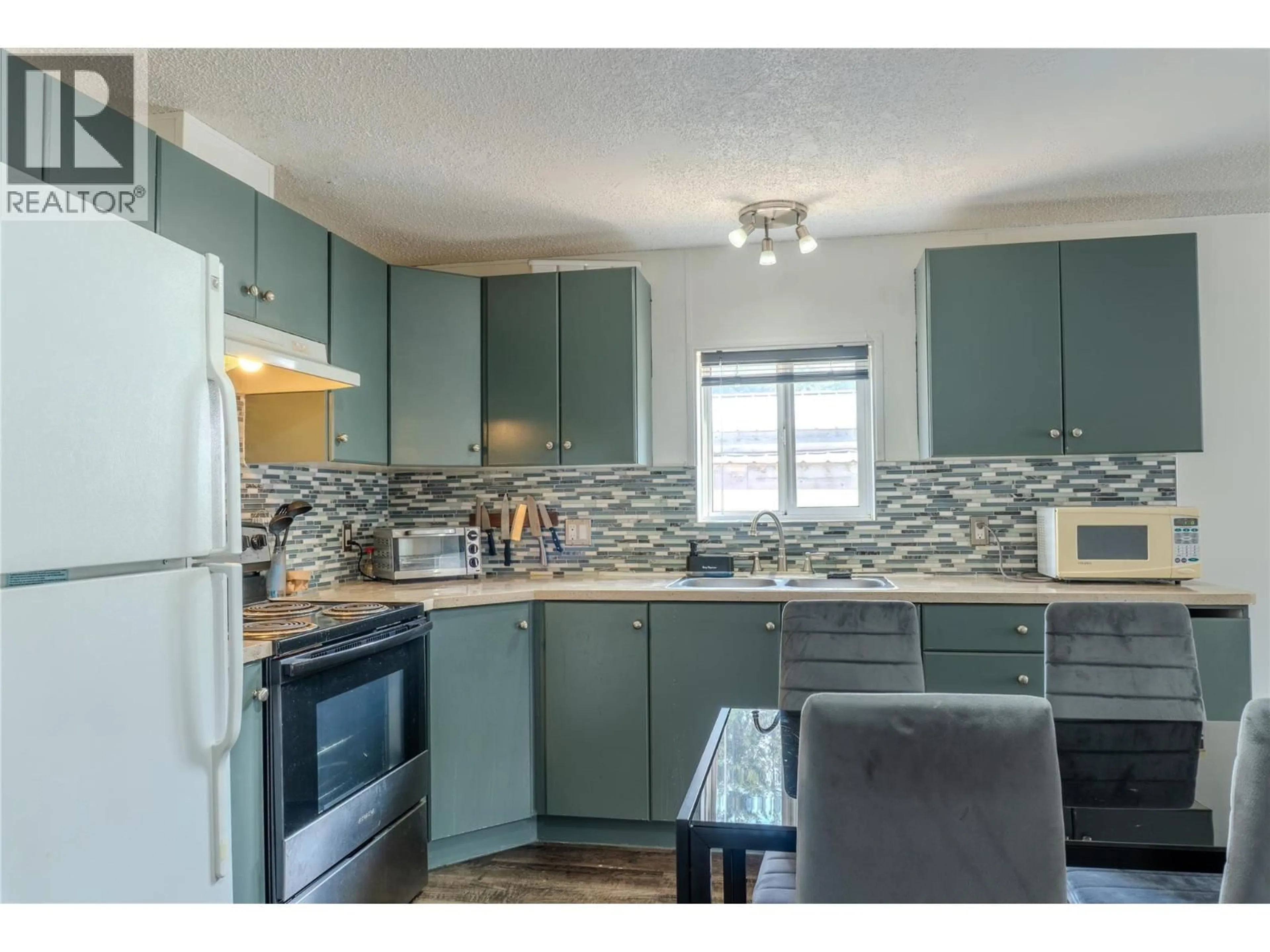 Standard kitchen, unknown for 10 - 606 EDWARD STREET, Revelstoke British Columbia V0E2S0