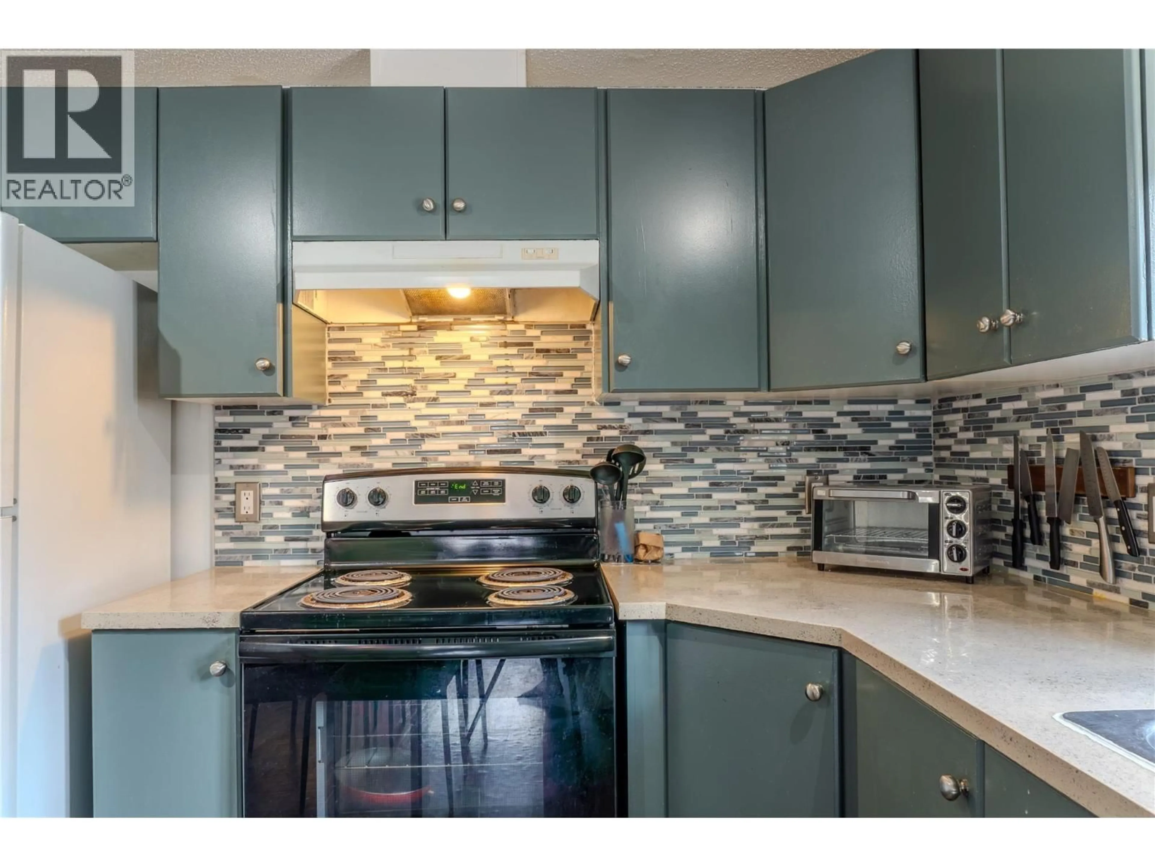 Standard kitchen, ceramic/tile floor for 10 - 606 EDWARD STREET, Revelstoke British Columbia V0E2S0