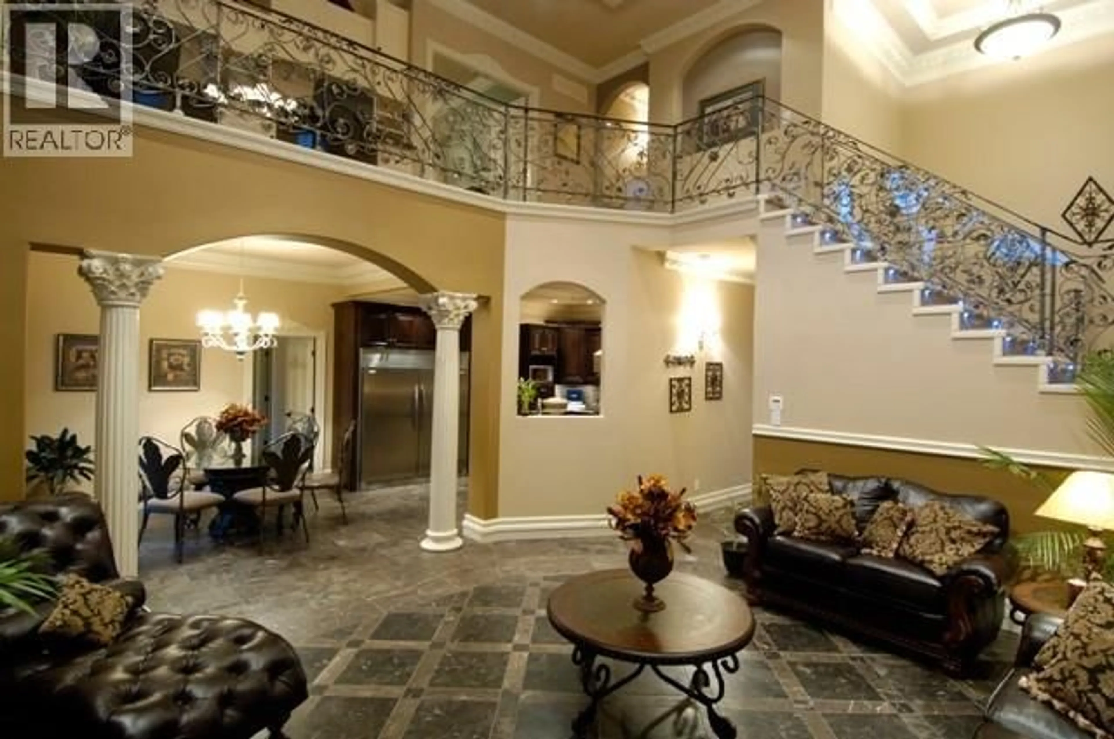 Indoor foyer for 3517 LAKESHORE ROAD, Kelowna British Columbia V1W3K1