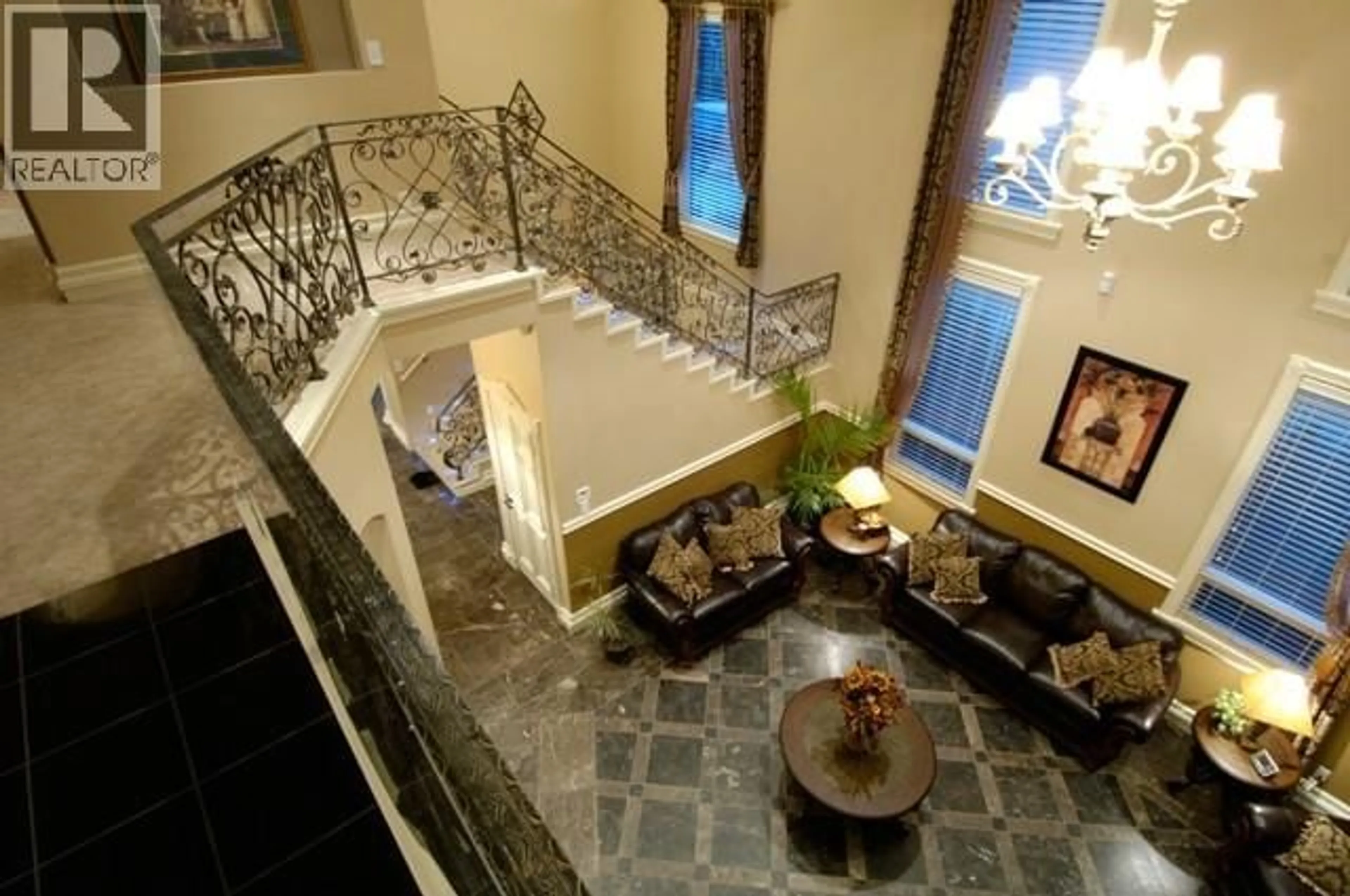 Indoor foyer for 3517 LAKESHORE ROAD, Kelowna British Columbia V1W3K1