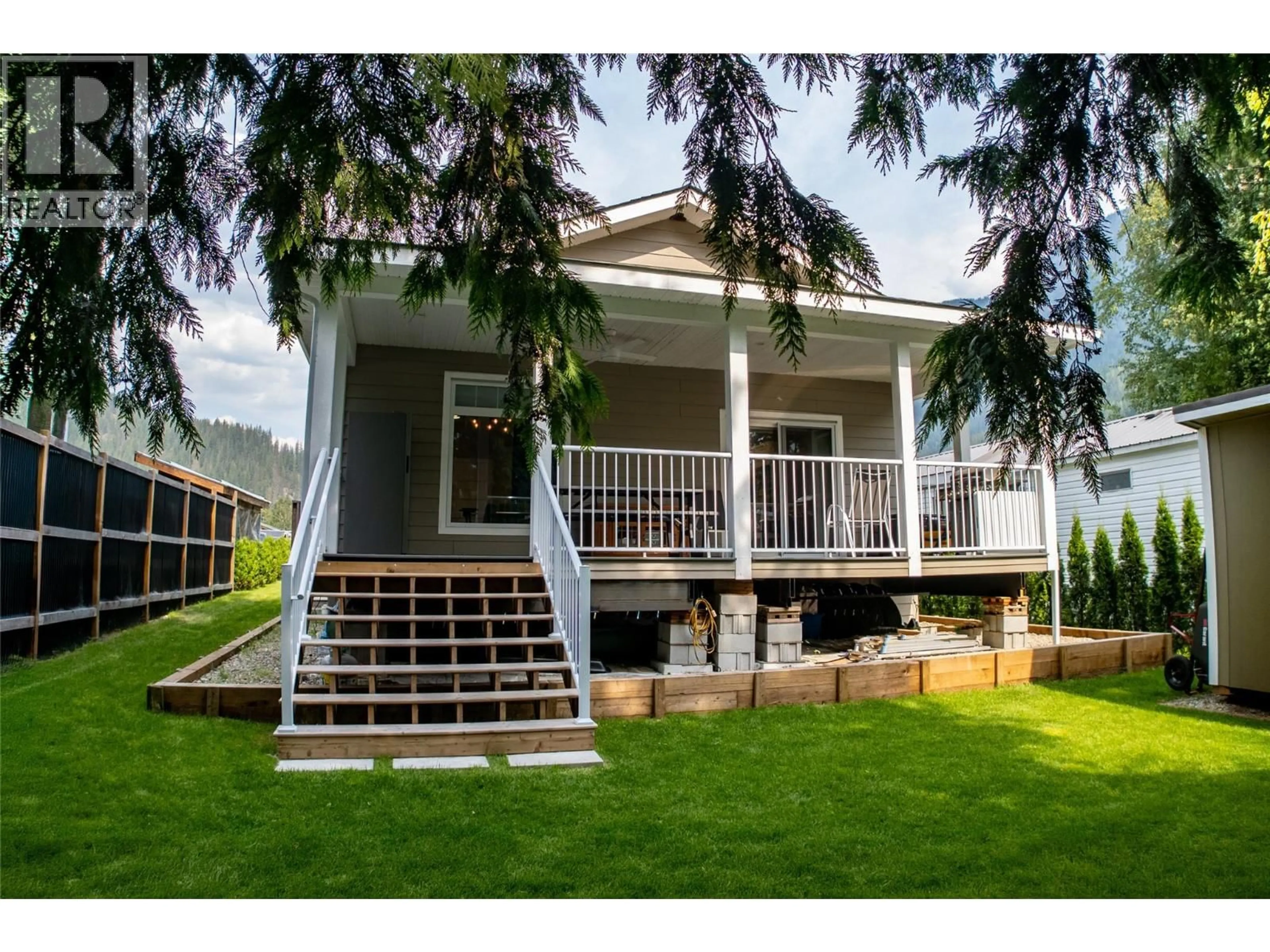 Home with vinyl exterior material, unknown for 16 JOHNSON WAY, Revelstoke British Columbia V0E2S1