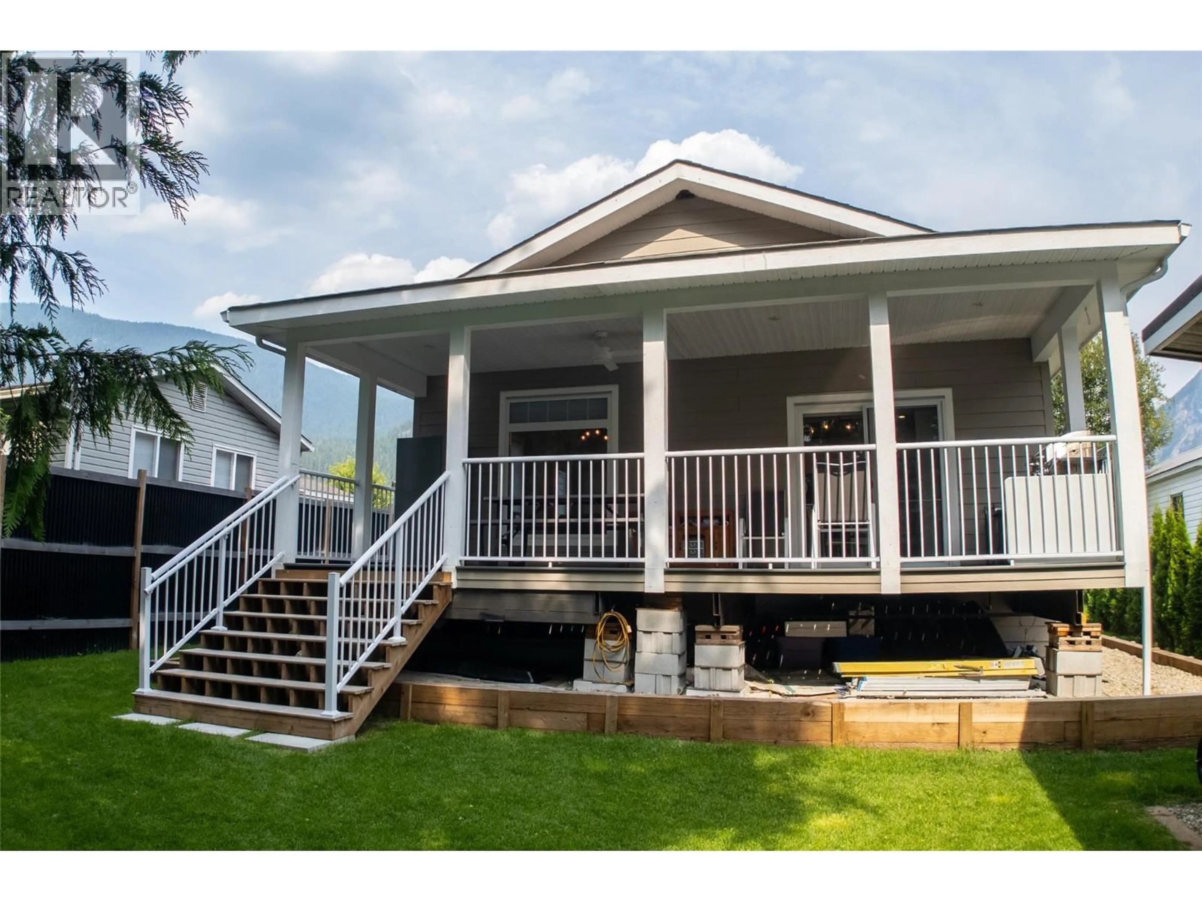 Home with vinyl exterior material, unknown for 16 JOHNSON WAY, Revelstoke British Columbia V0E2S1