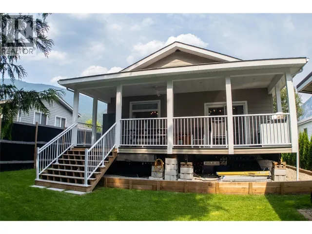 16 JOHNSON WAY, Revelstoke 2