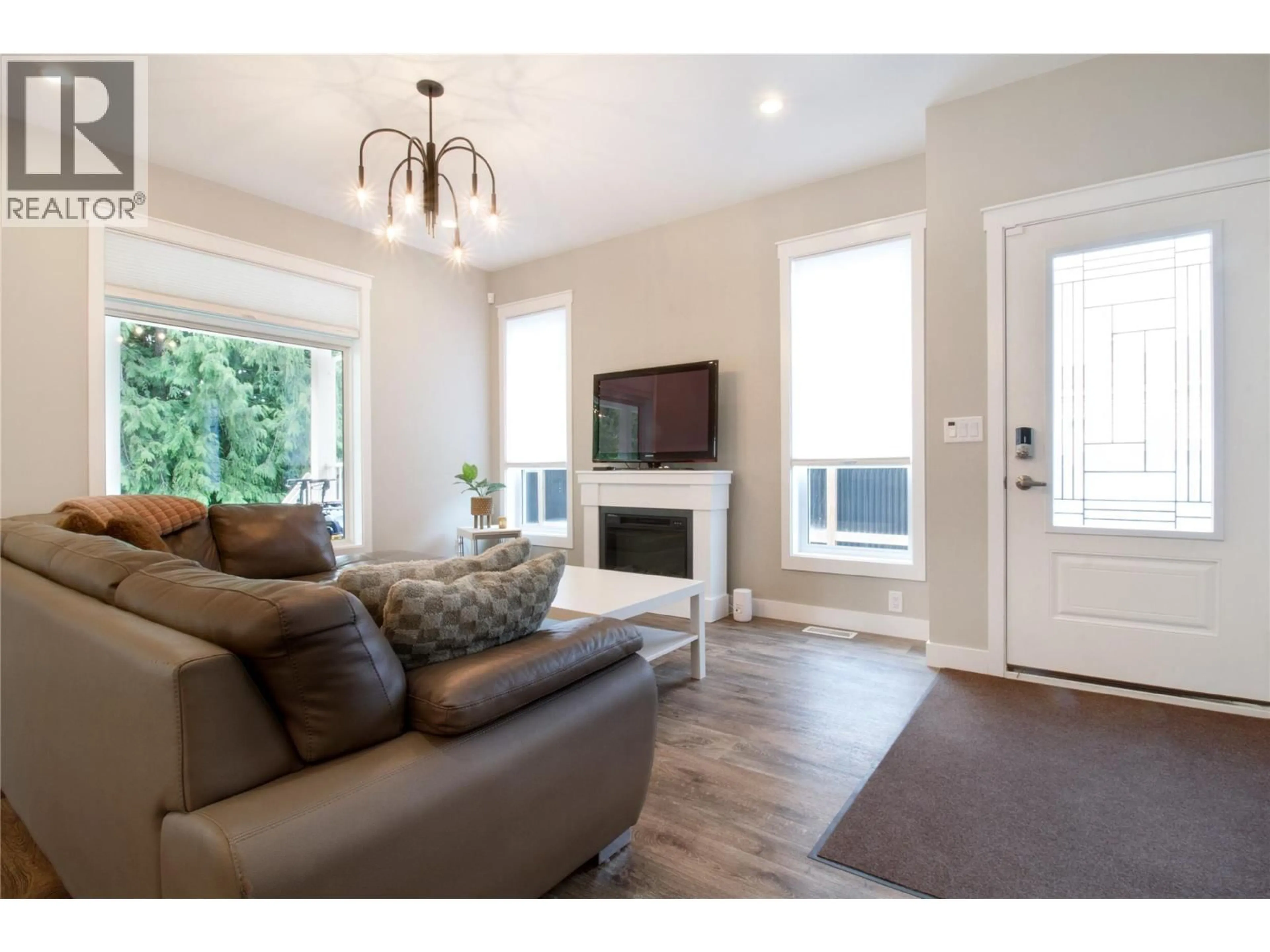 Living room with furniture, wood/laminate floor for 16 JOHNSON WAY, Revelstoke British Columbia V0E2S1