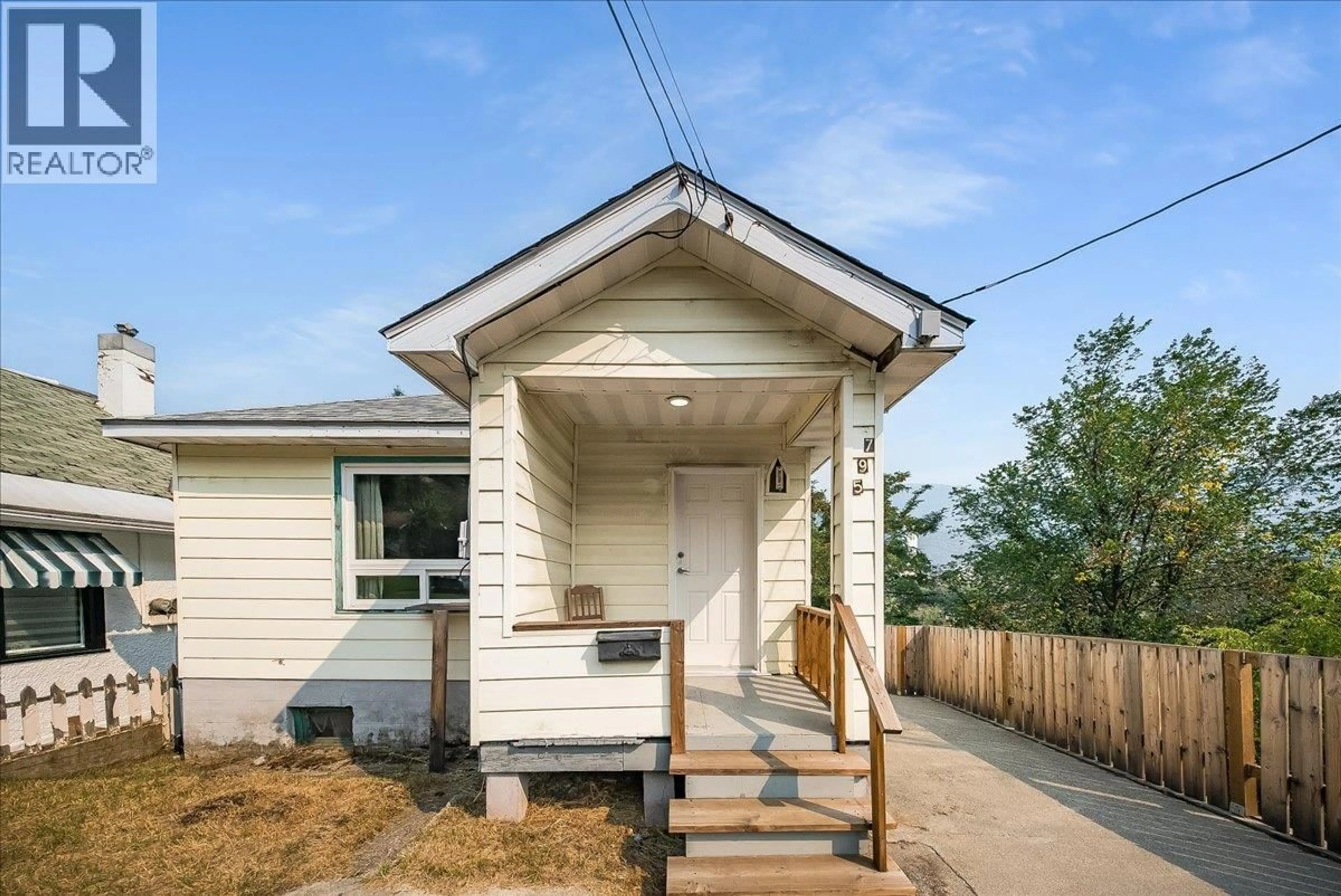 Home with vinyl exterior material, street for 795 BINNS STREET, Trail British Columbia V1R3G6