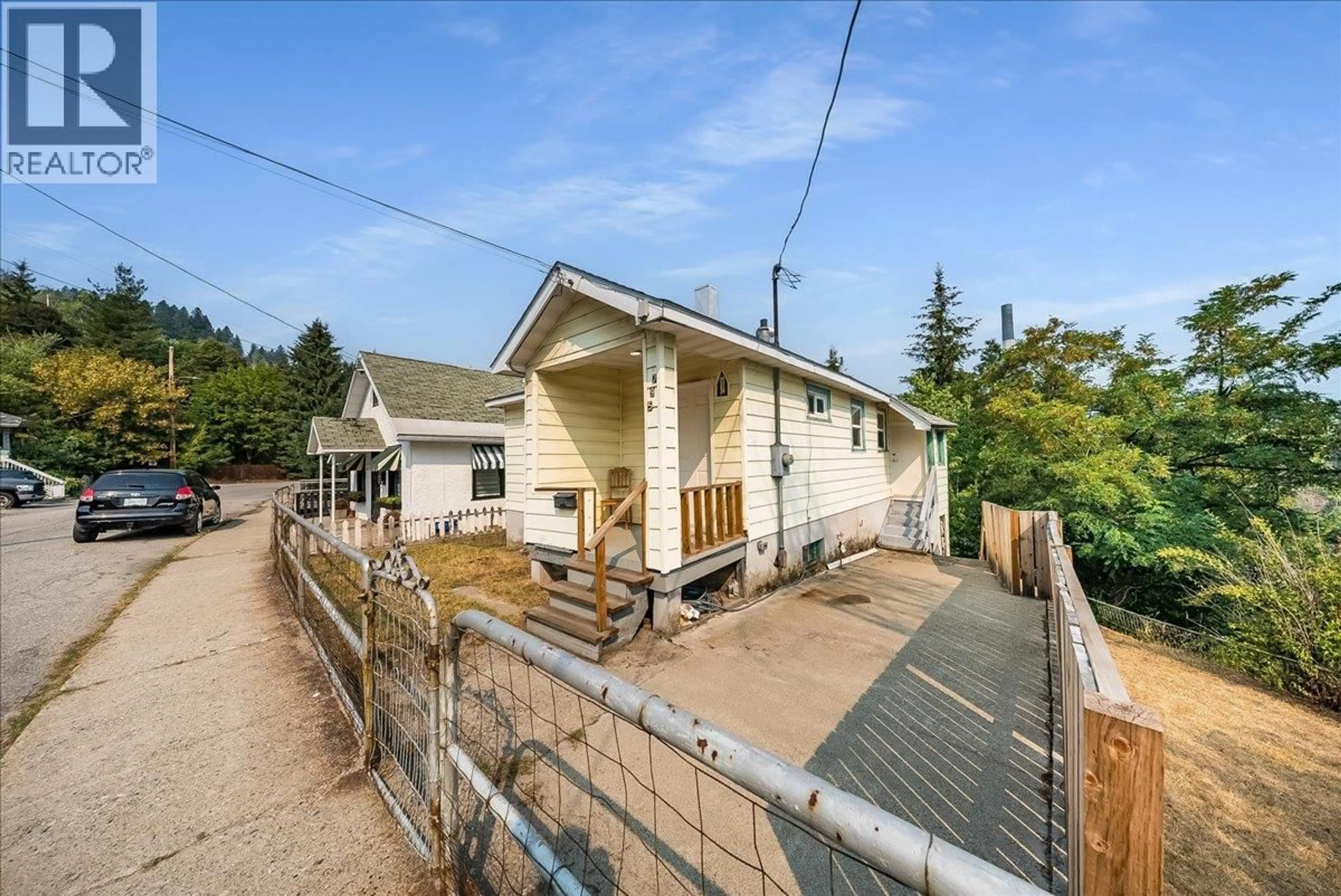 A pic from outside/outdoor area/front of a property/back of a property/a pic from drone, street for 795 BINNS STREET, Trail British Columbia V1R3G6
