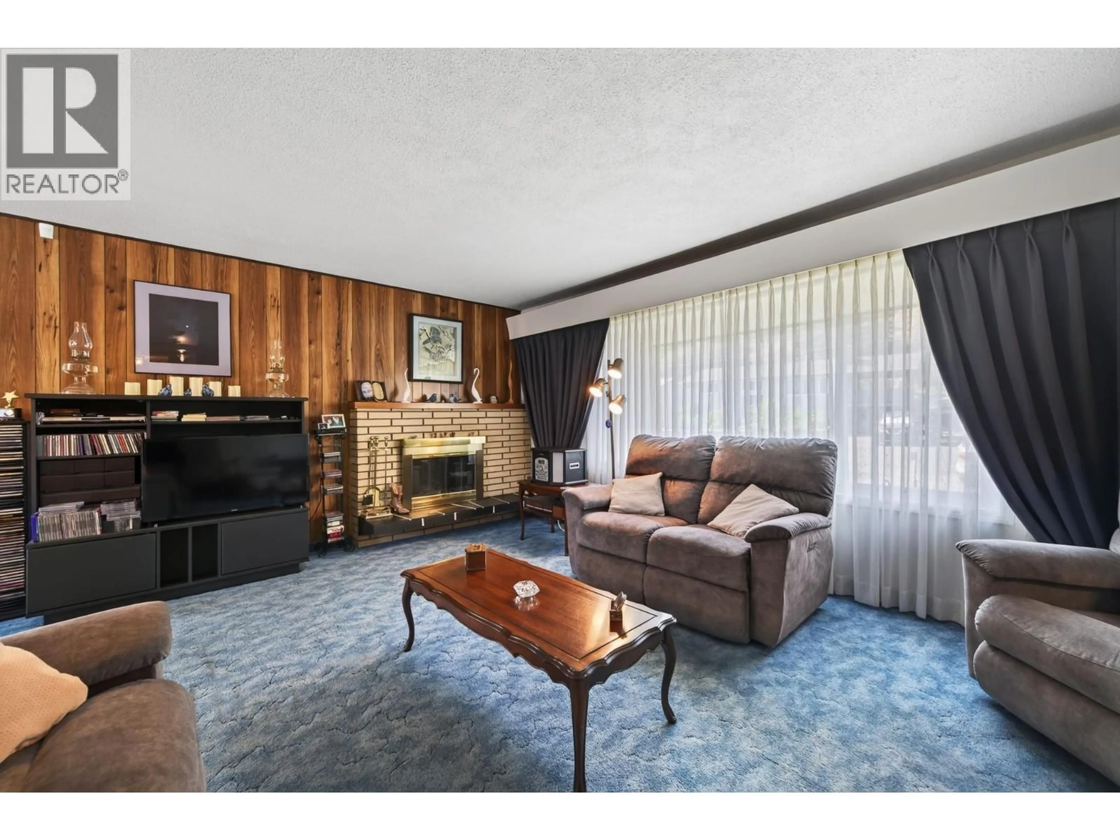 Living room with furniture, wood/laminate floor for 21 KELSO CRESCENT, Kamloops British Columbia V2C5A1
