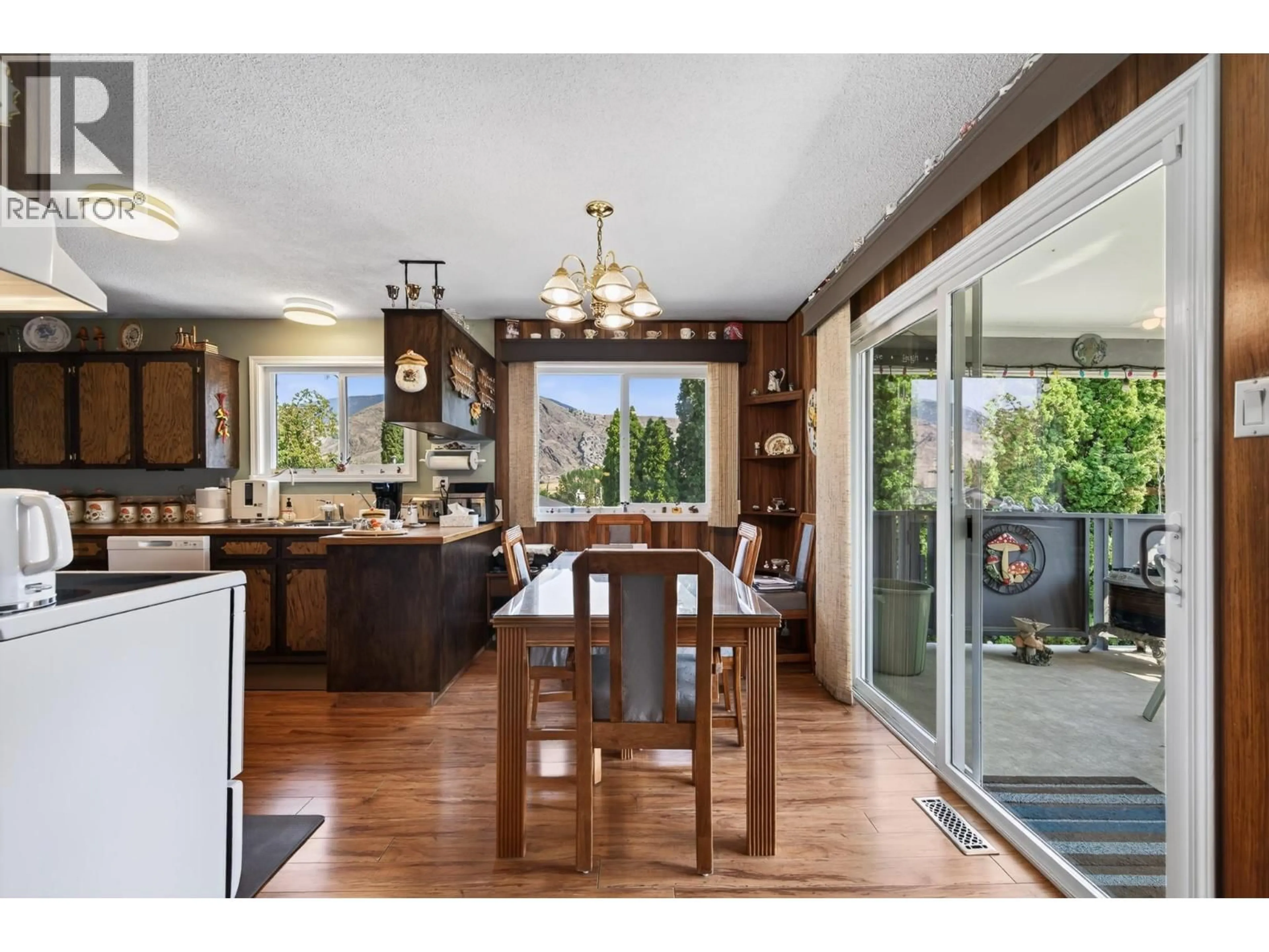 Open concept kitchen, wood/laminate floor for 21 KELSO CRESCENT, Kamloops British Columbia V2C5A1