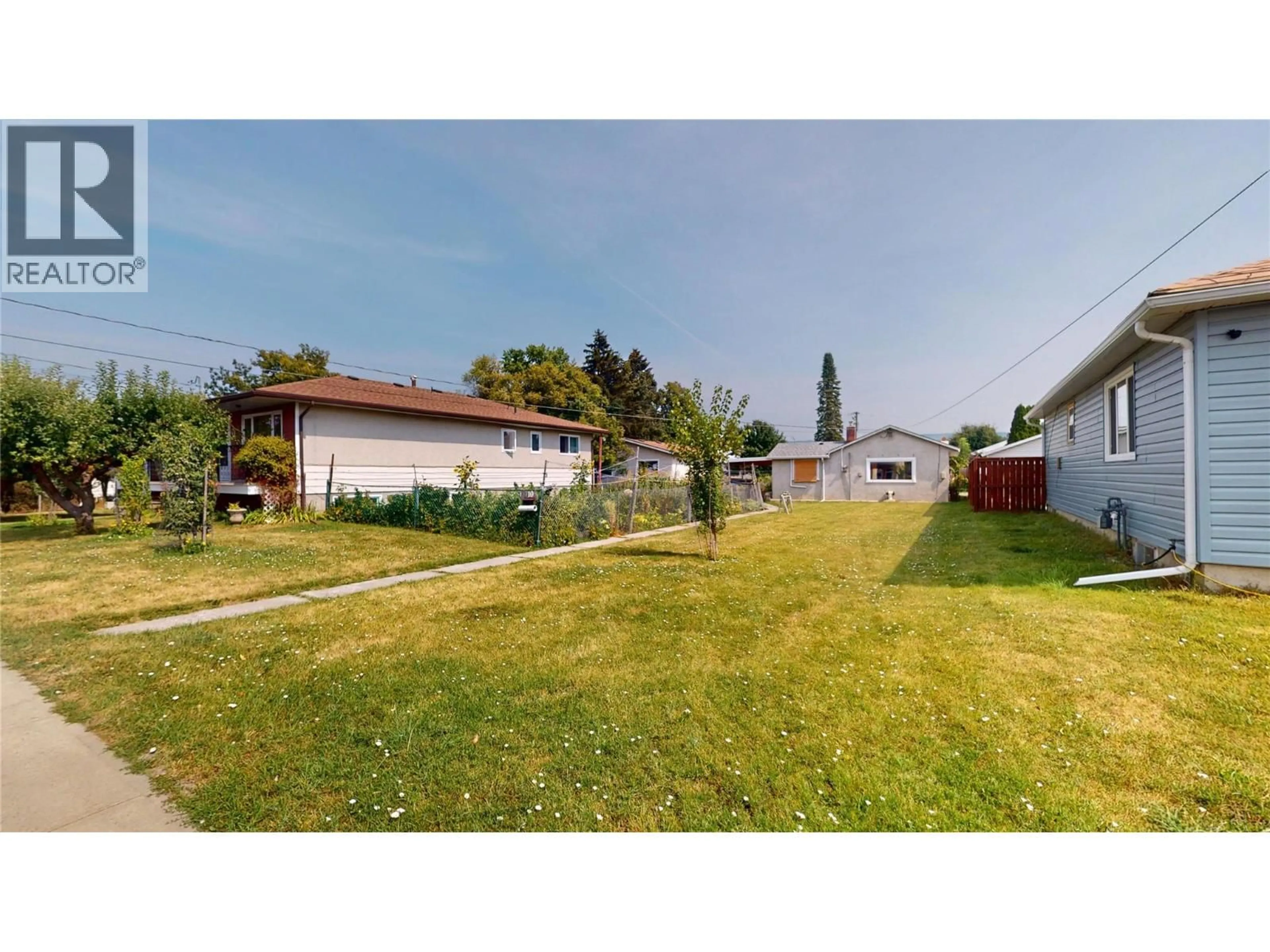 A pic from outside/outdoor area/front of a property/back of a property/a pic from drone, street for 10 14TH AVENUE SOUTH, Cranbrook British Columbia V1C2W8