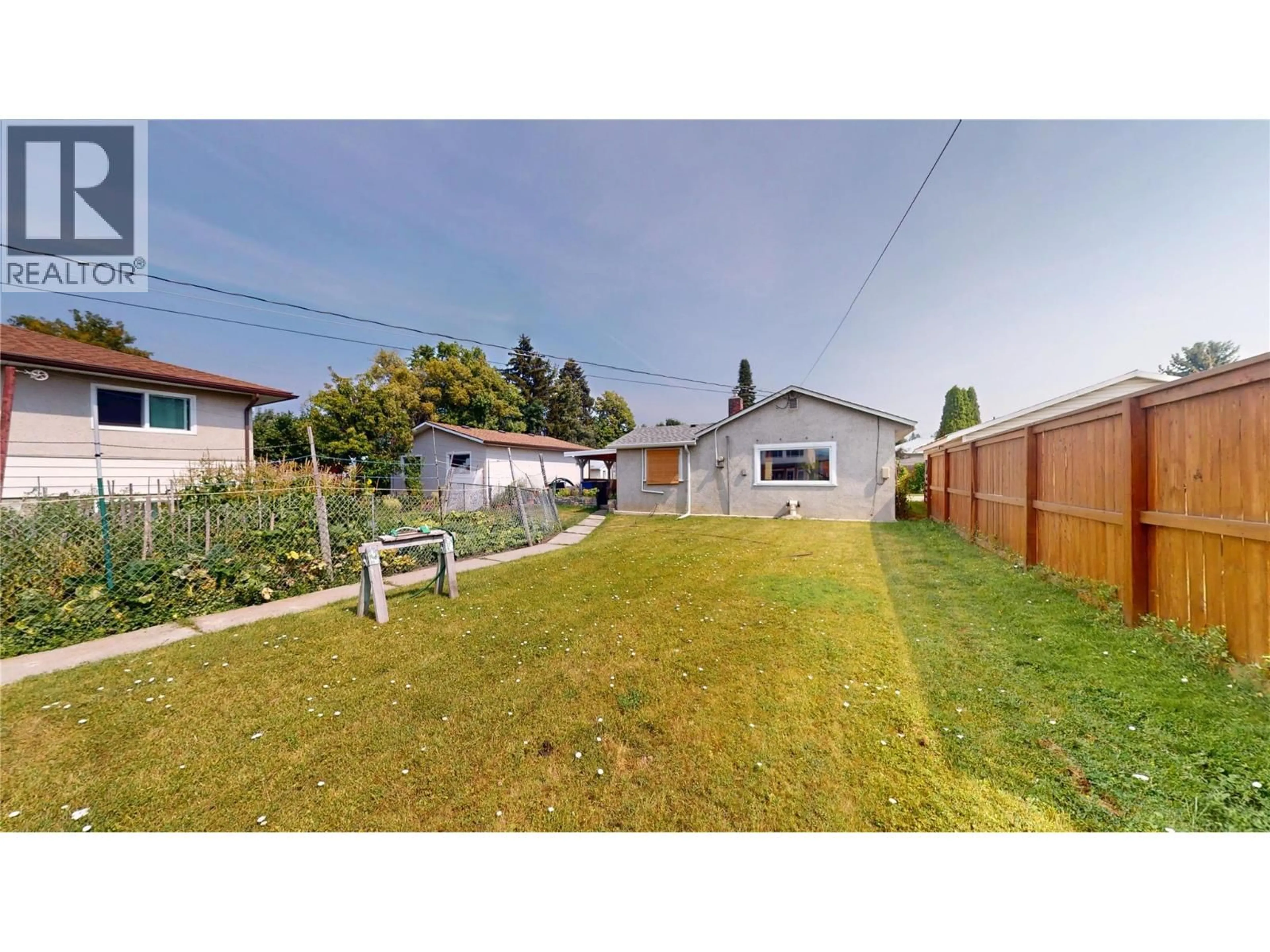 A pic from outside/outdoor area/front of a property/back of a property/a pic from drone, street for 10 14TH AVENUE SOUTH, Cranbrook British Columbia V1C2W8