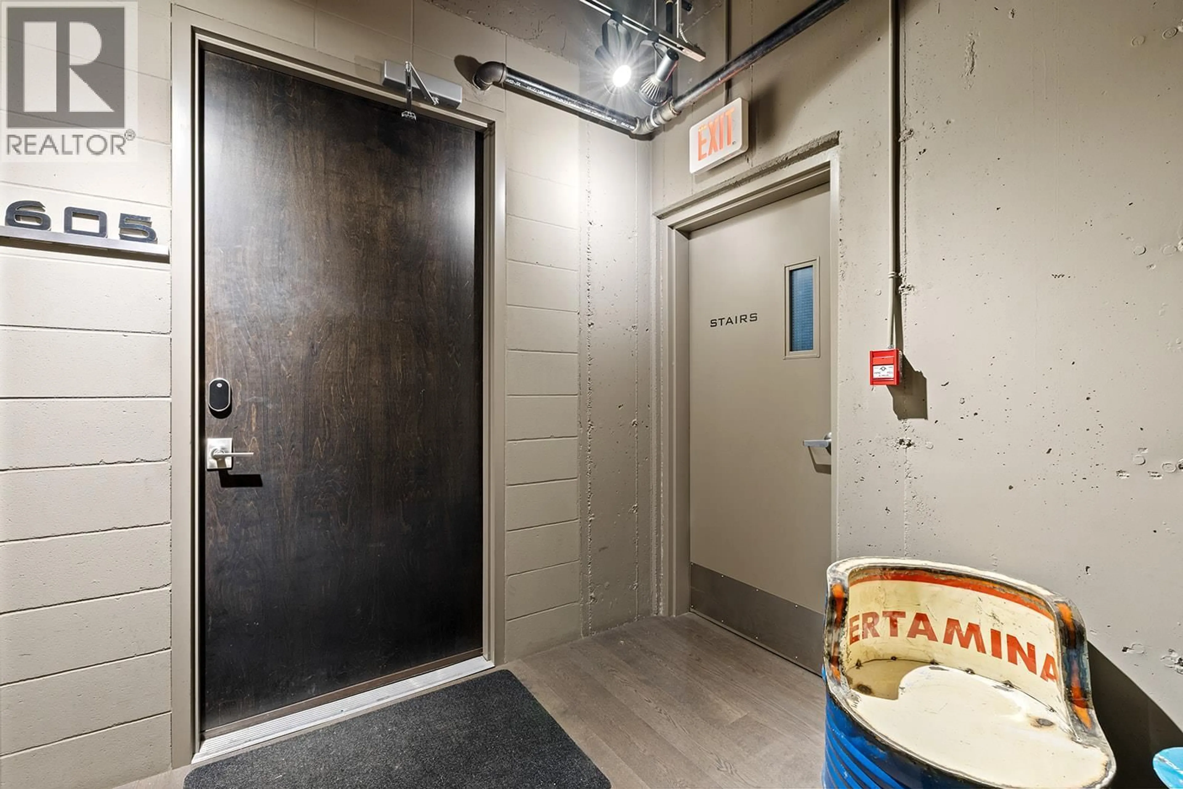 Indoor foyer for 605 - 1630 PANDOSY STREET, Kelowna British Columbia V1Y1P7