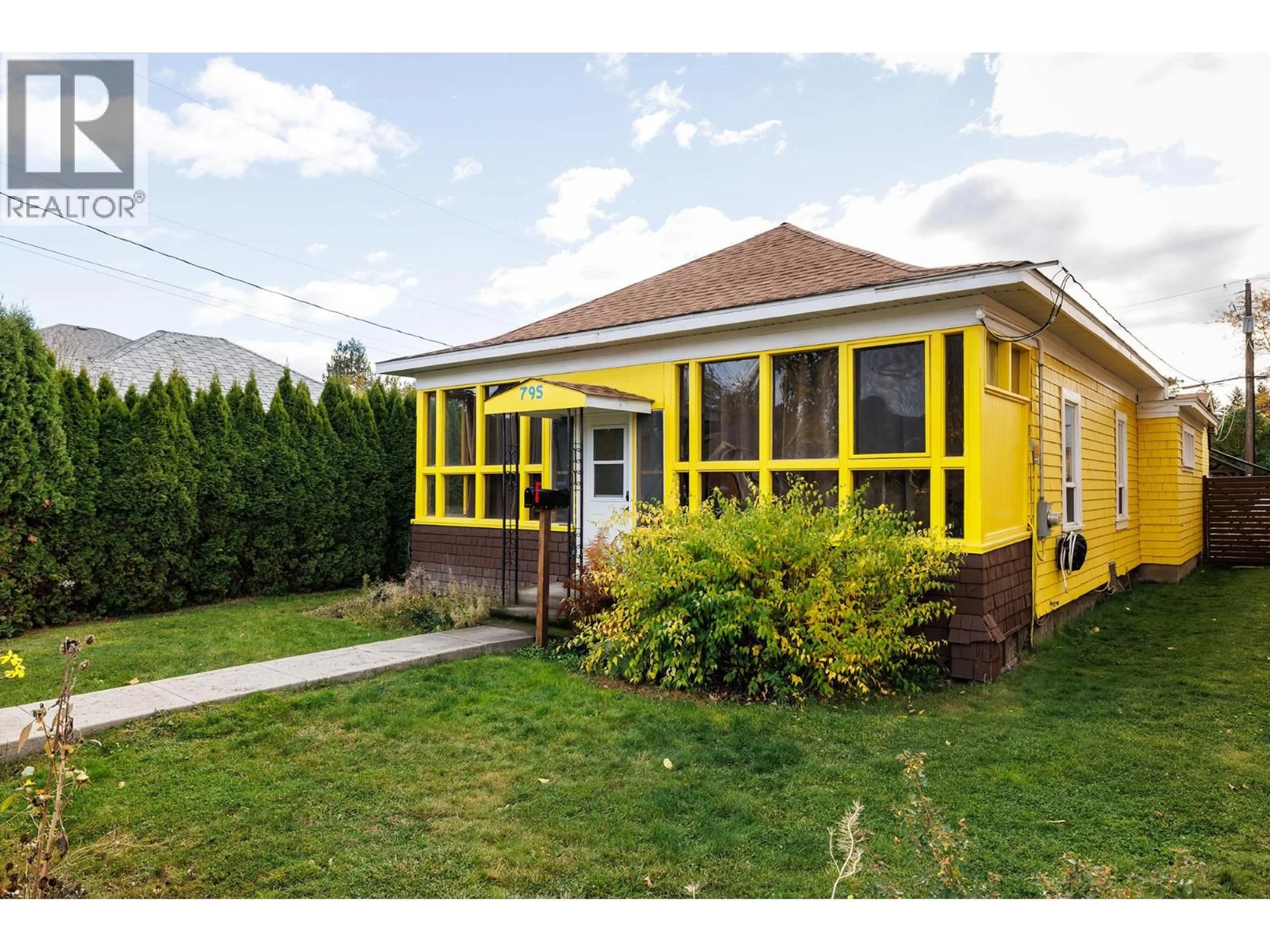 Home with vinyl exterior material, street for 795 LAWSON AVENUE, Kelowna British Columbia V1Y6S9