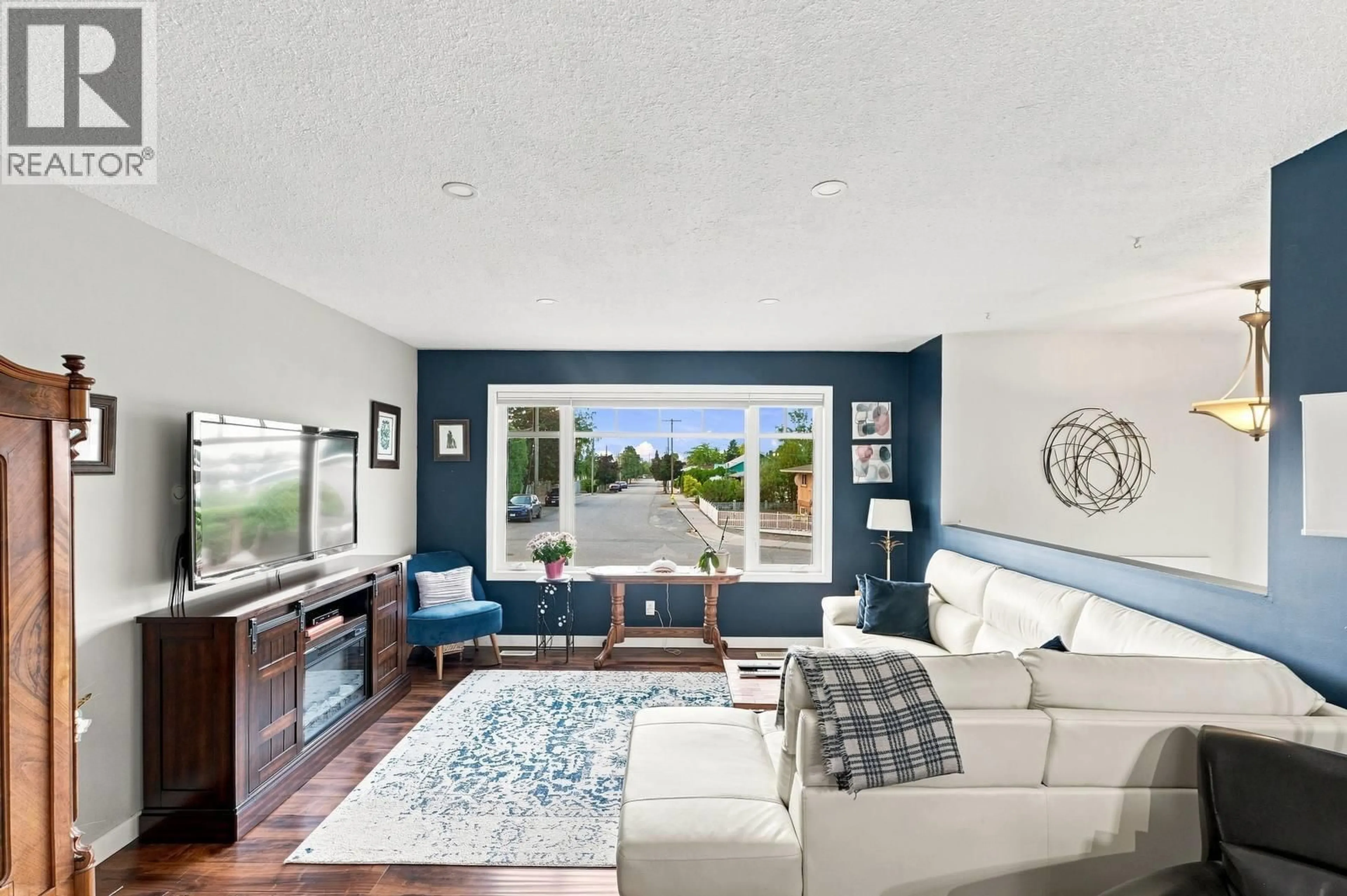 Living room with furniture, unknown for 8710 JUBILEE DRIVE, Osoyoos British Columbia V0H1V2