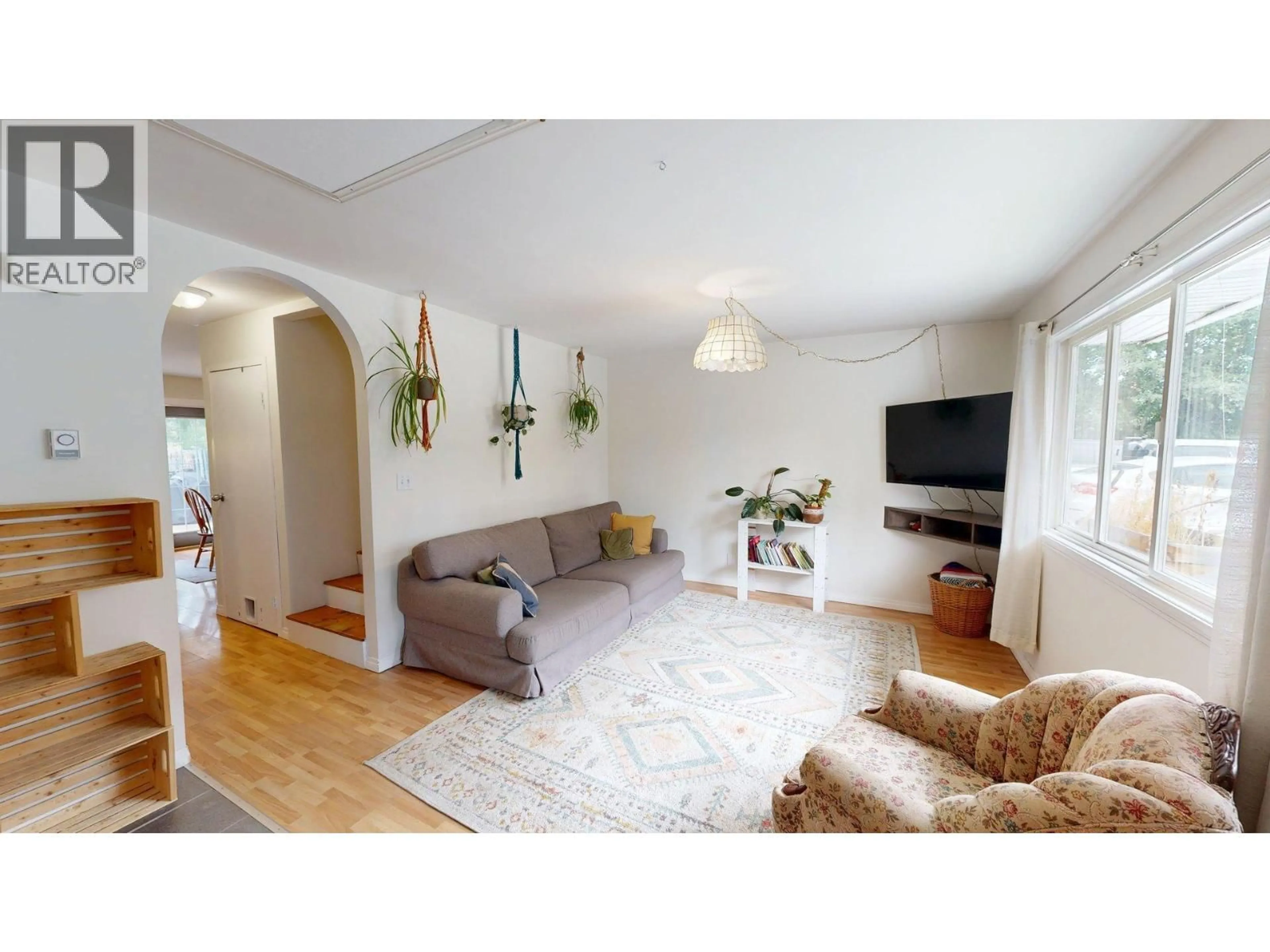 Living room with furniture, wood/laminate floor for 14 - 400 5TH  S AVENUE, Golden British Columbia V0A1H0