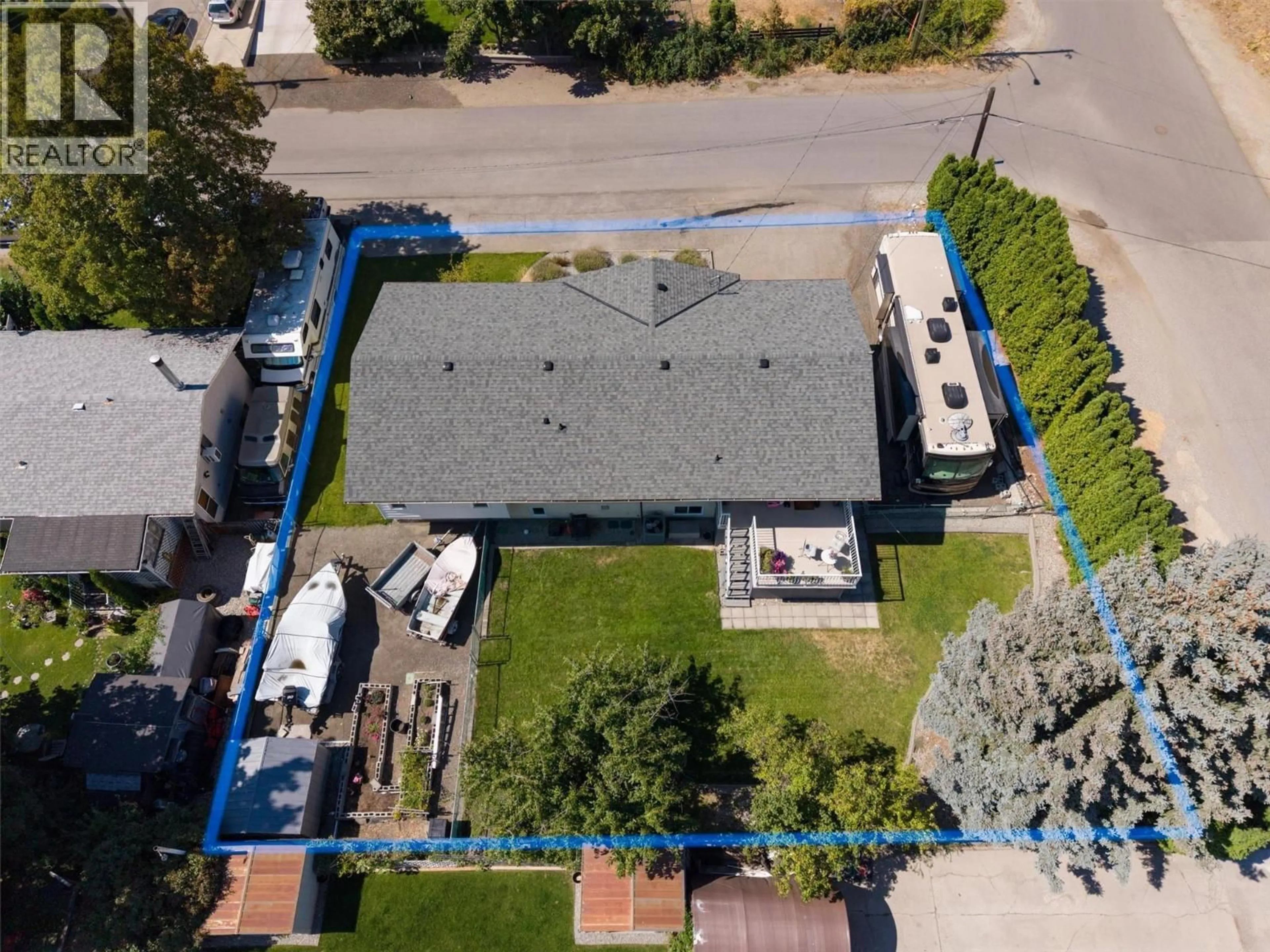 A pic from outside/outdoor area/front of a property/back of a property/a pic from drone, street for 450 HOLBROOK ROAD WEST, Kelowna British Columbia V1X1S3