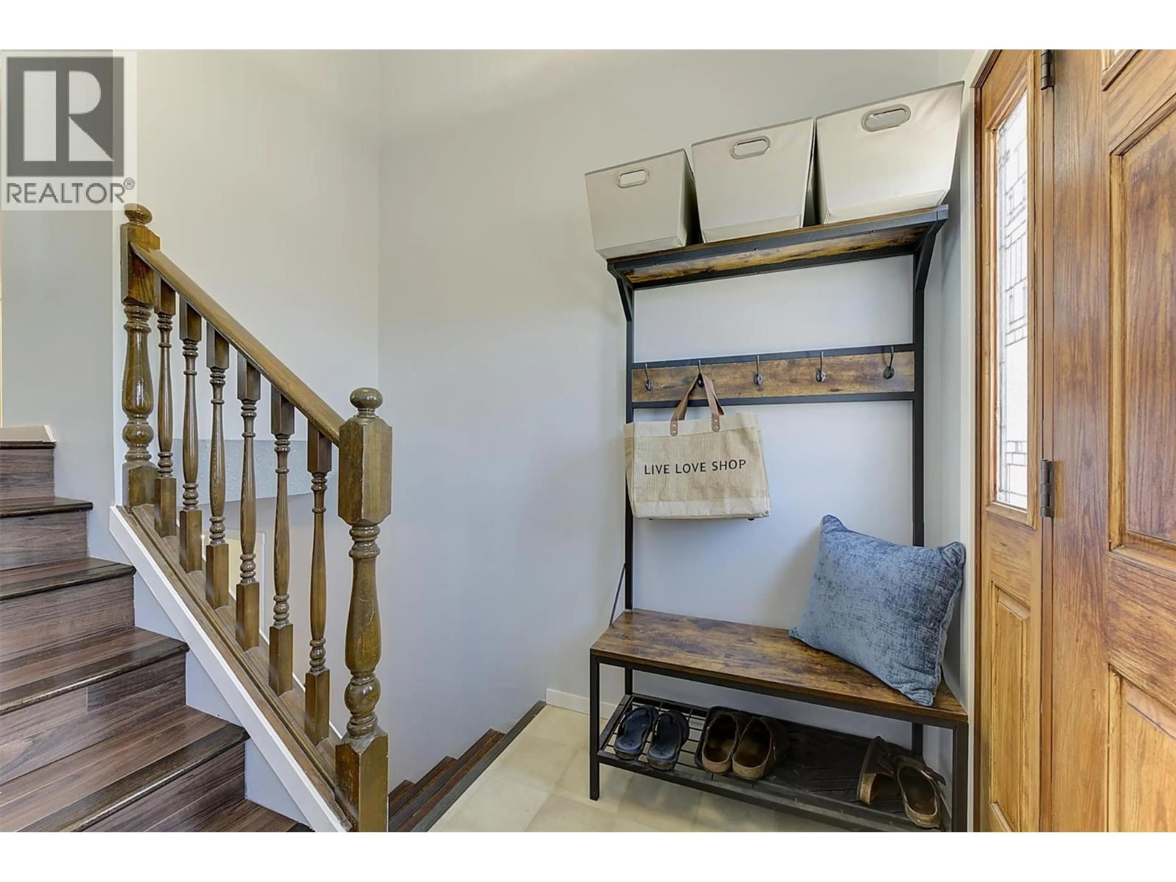 Indoor entryway for 450 HOLBROOK ROAD WEST, Kelowna British Columbia V1X1S3