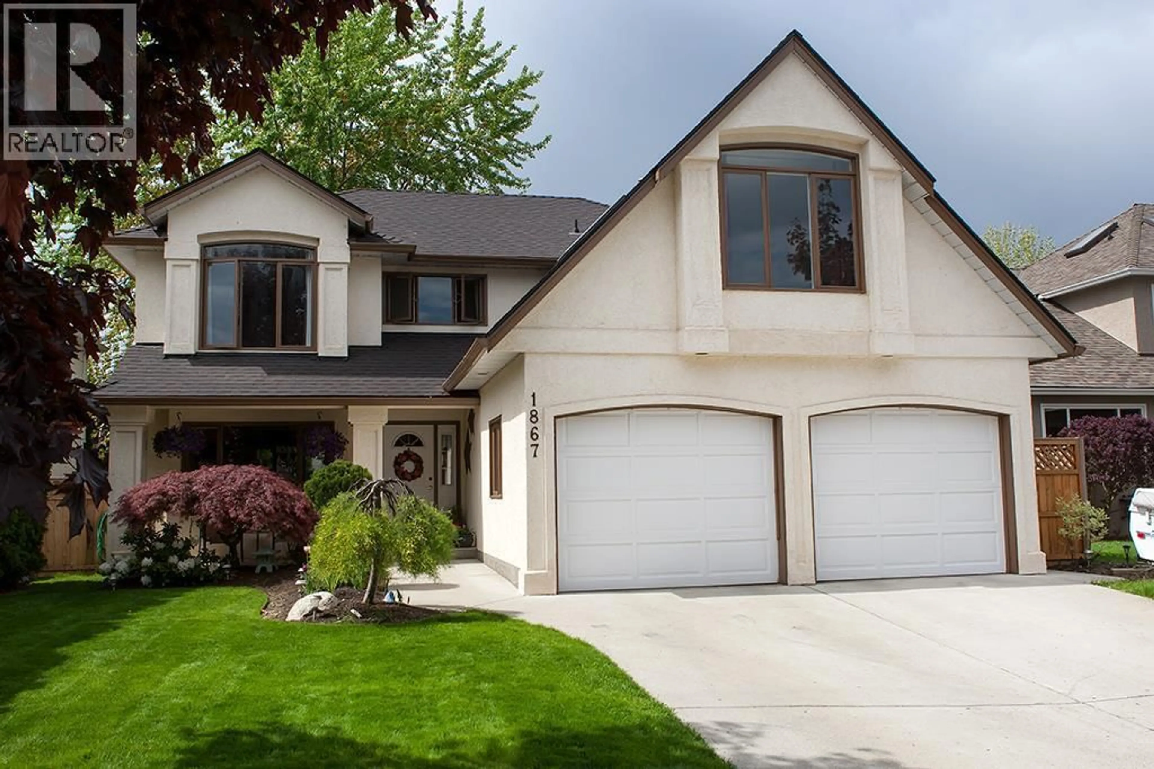 Home with vinyl exterior material, street for 1867 PORTLAND AVENUE, Kelowna British Columbia V1V1R9
