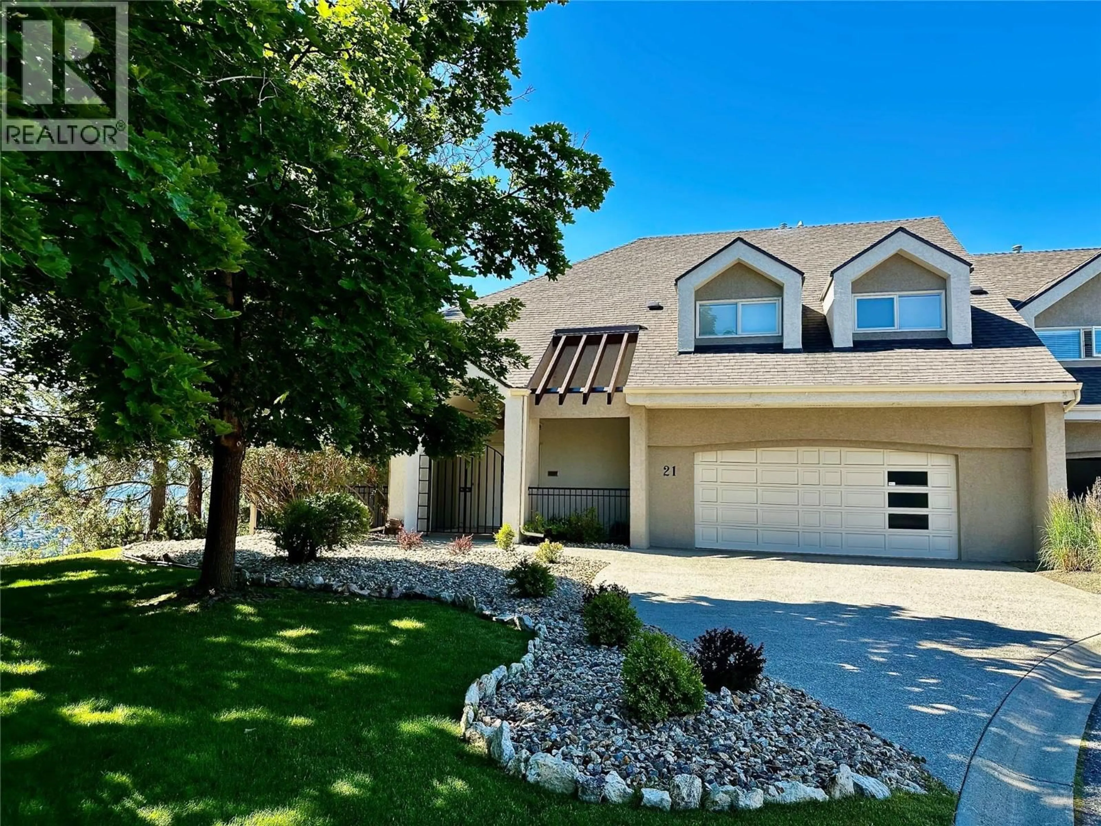 Home with vinyl exterior material, street for 21 - 880 CHRISTINA PLACE, Kelowna British Columbia V1V1S4