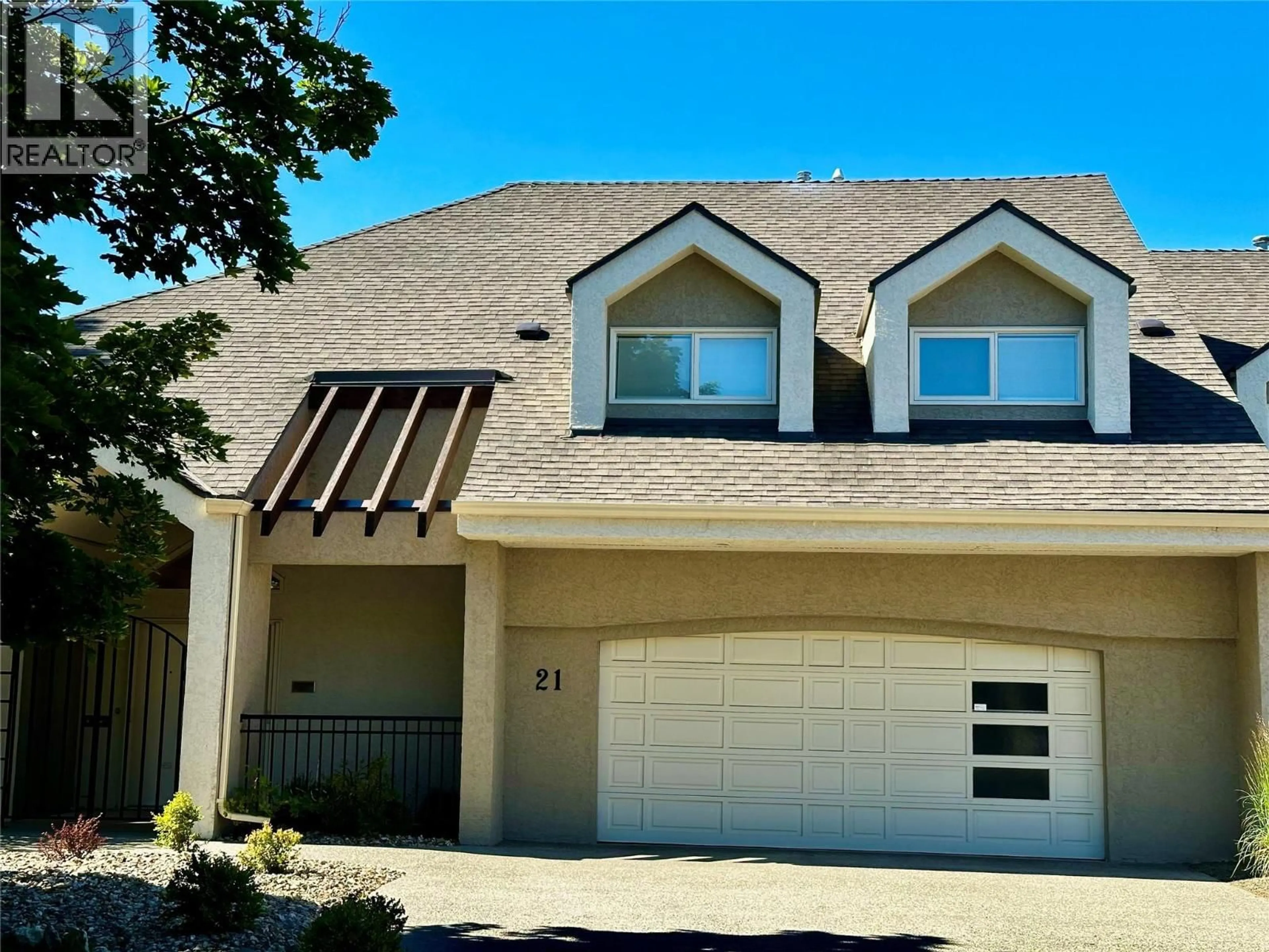 Home with vinyl exterior material, street for 21 - 880 CHRISTINA PLACE, Kelowna British Columbia V1V1S4