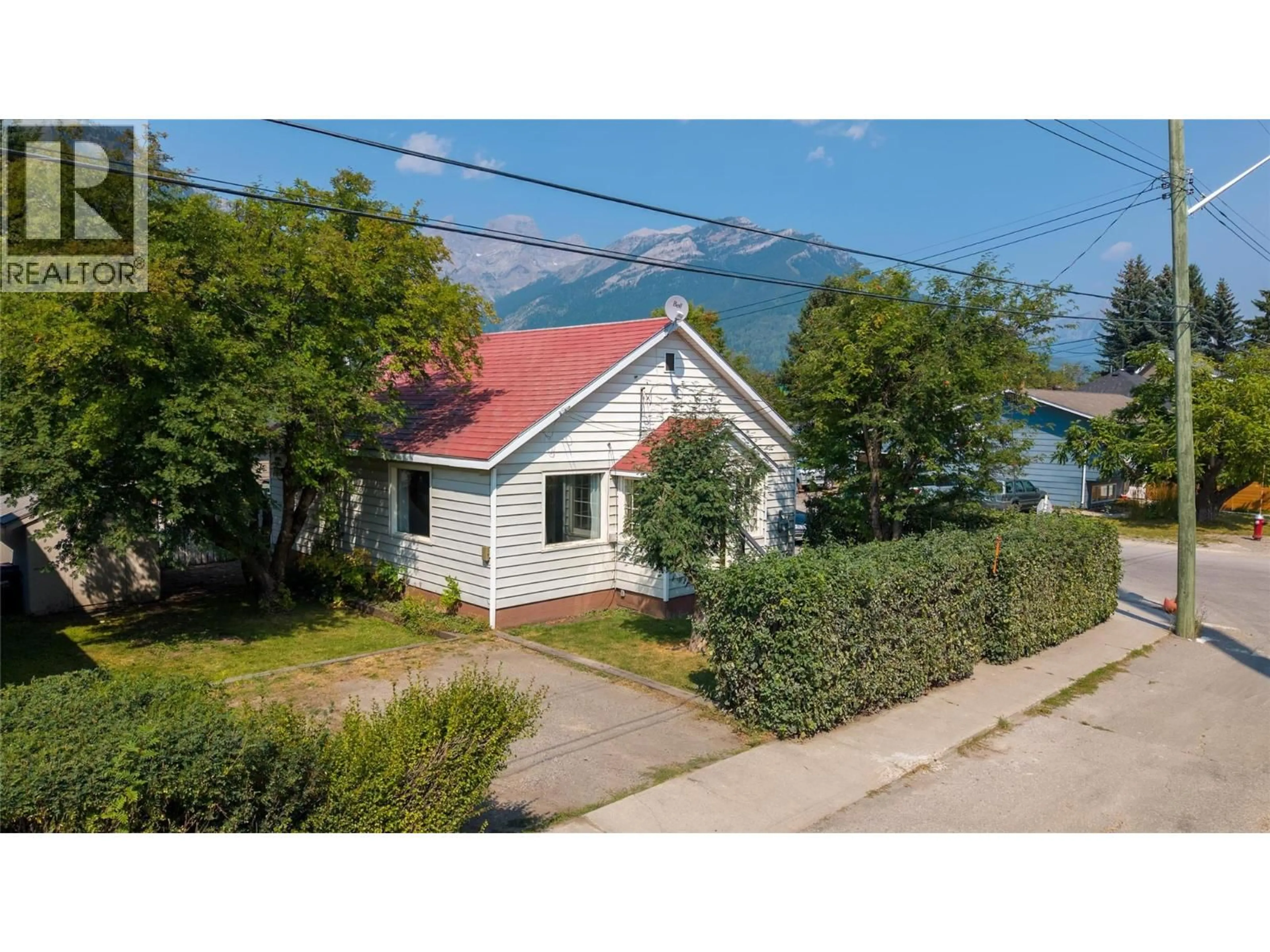A pic from outside/outdoor area/front of a property/back of a property/a pic from drone, street for 691 3RD AVENUE, Fernie British Columbia V0B1M0
