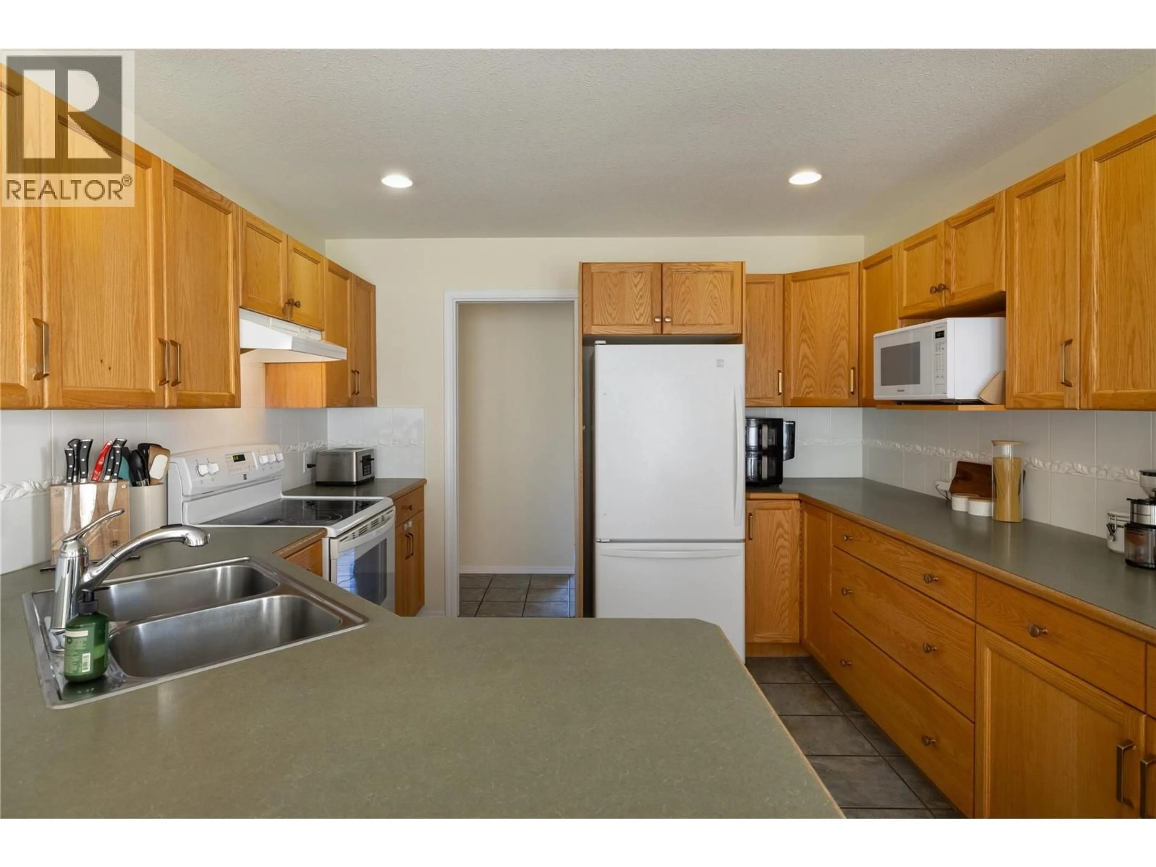 Standard kitchen, unknown for 1051 CHILCOTIN CRESCENT, Kelowna British Columbia V1V2L7