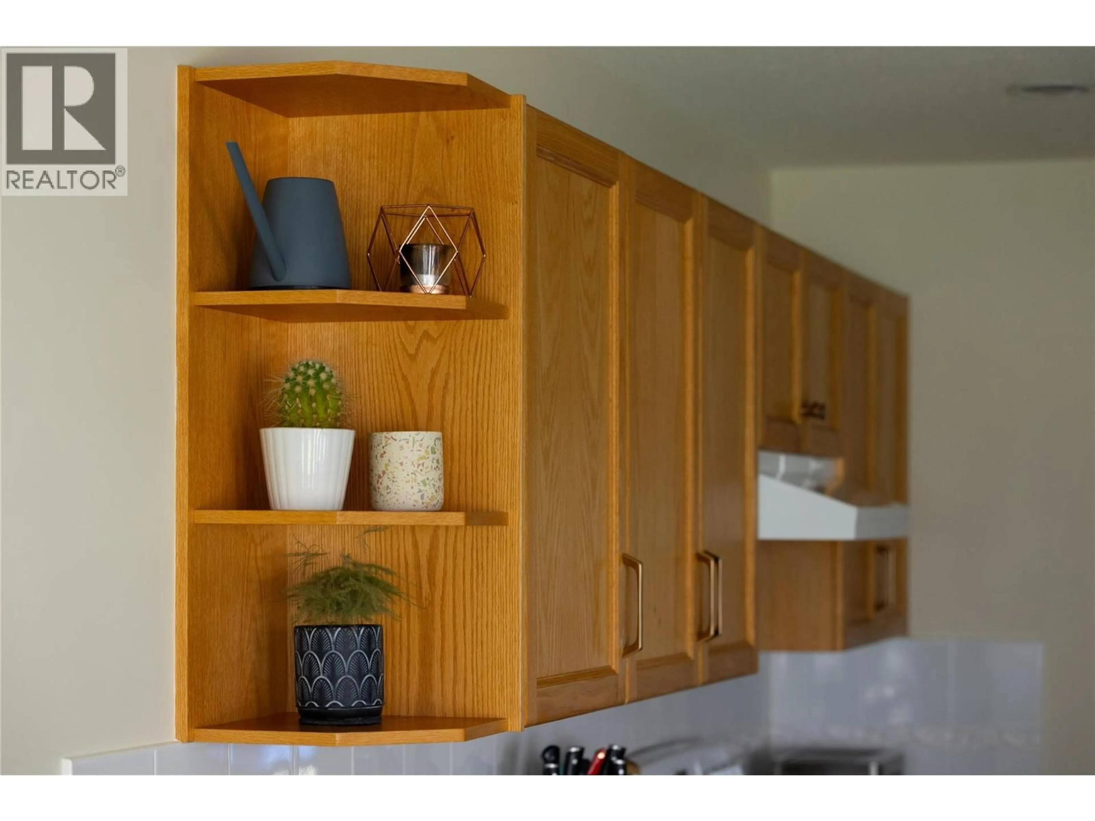 Standard kitchen, wood/laminate floor for 1051 CHILCOTIN CRESCENT, Kelowna British Columbia V1V2L7