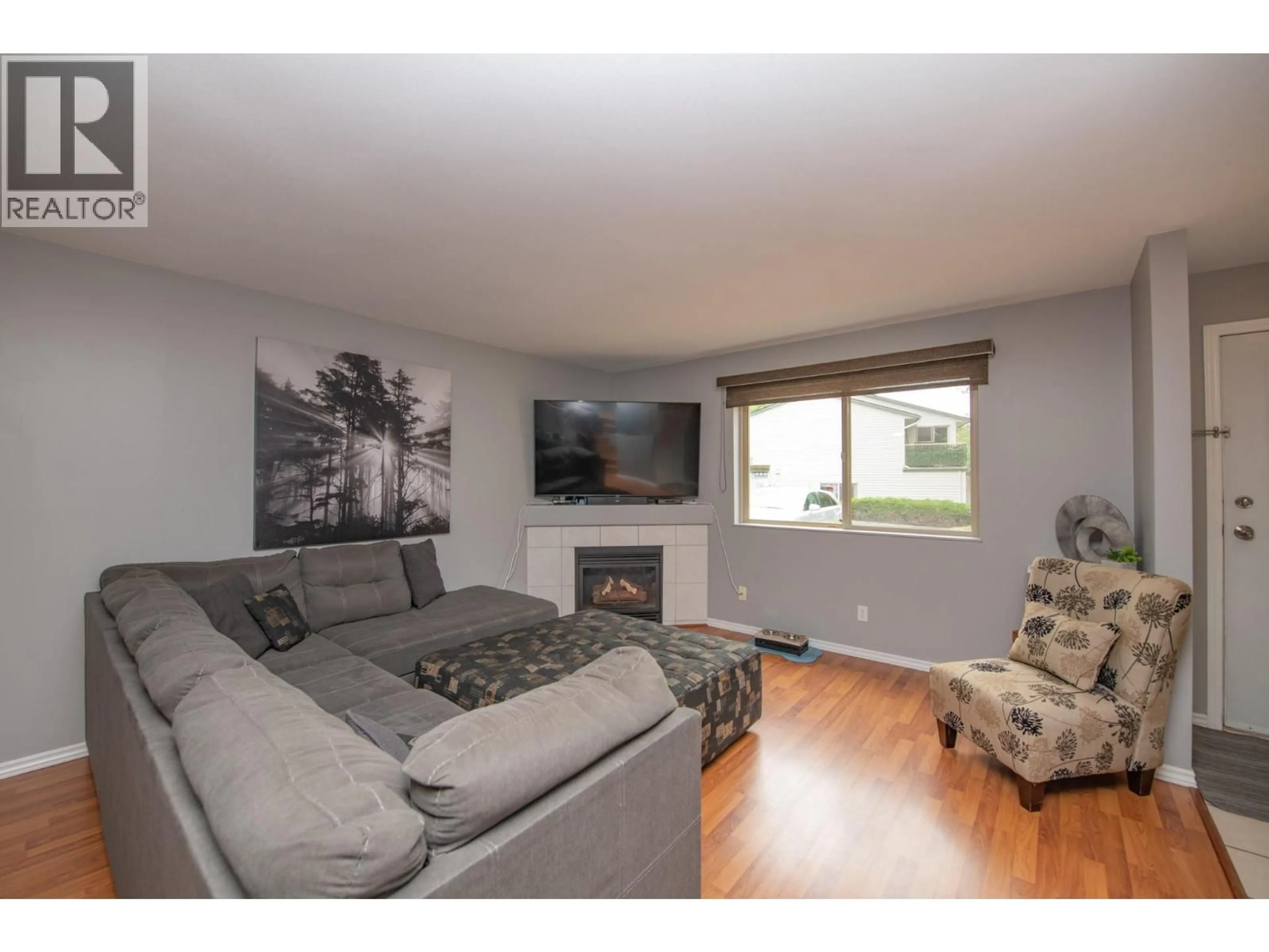 Living room with furniture, wood/laminate floor for 202 - 1607 43 AVENUE, Vernon British Columbia V1T9R9