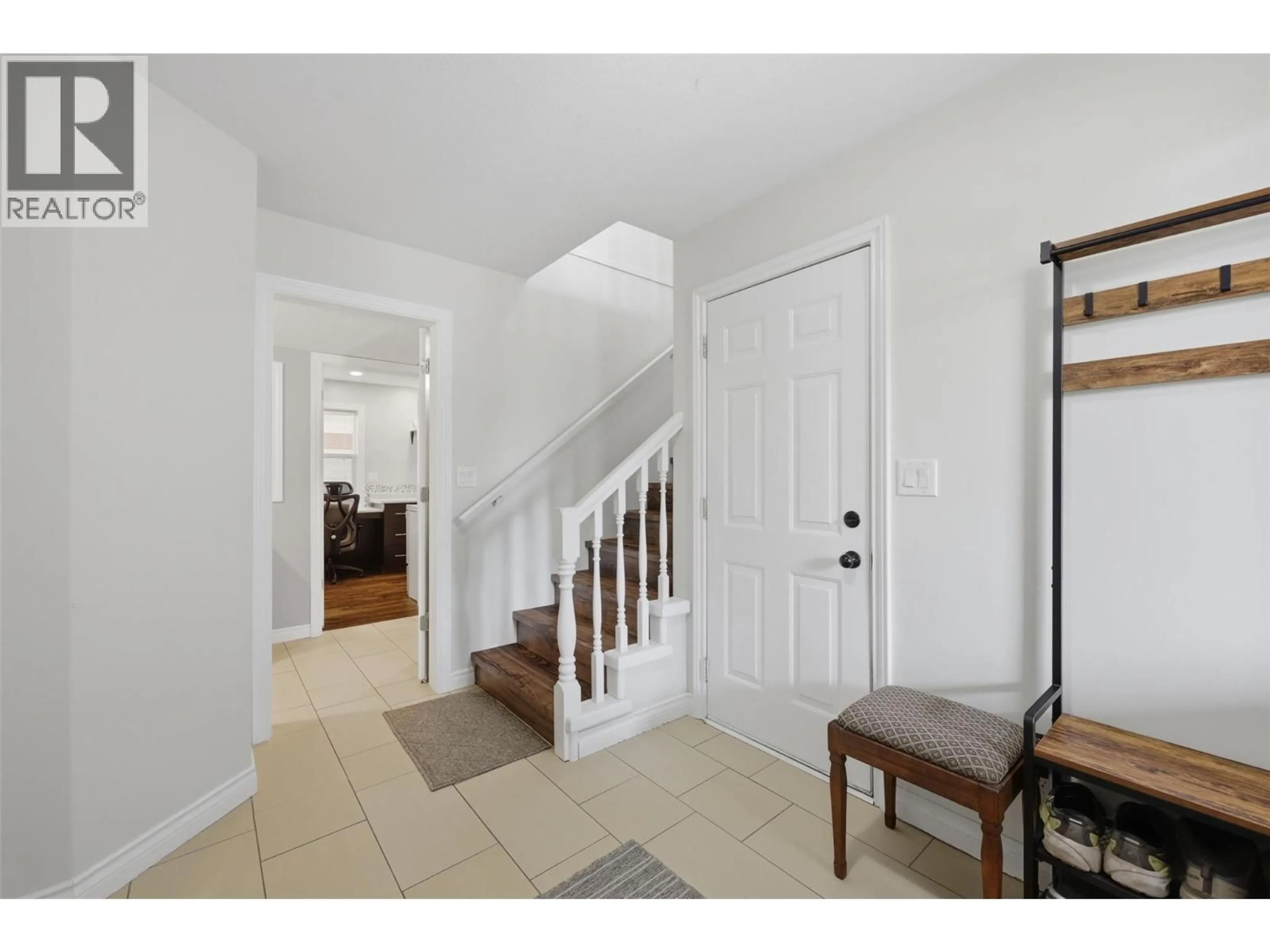 Indoor entryway for 813 REGENT CRESCENT, Kamloops British Columbia V1S1X1