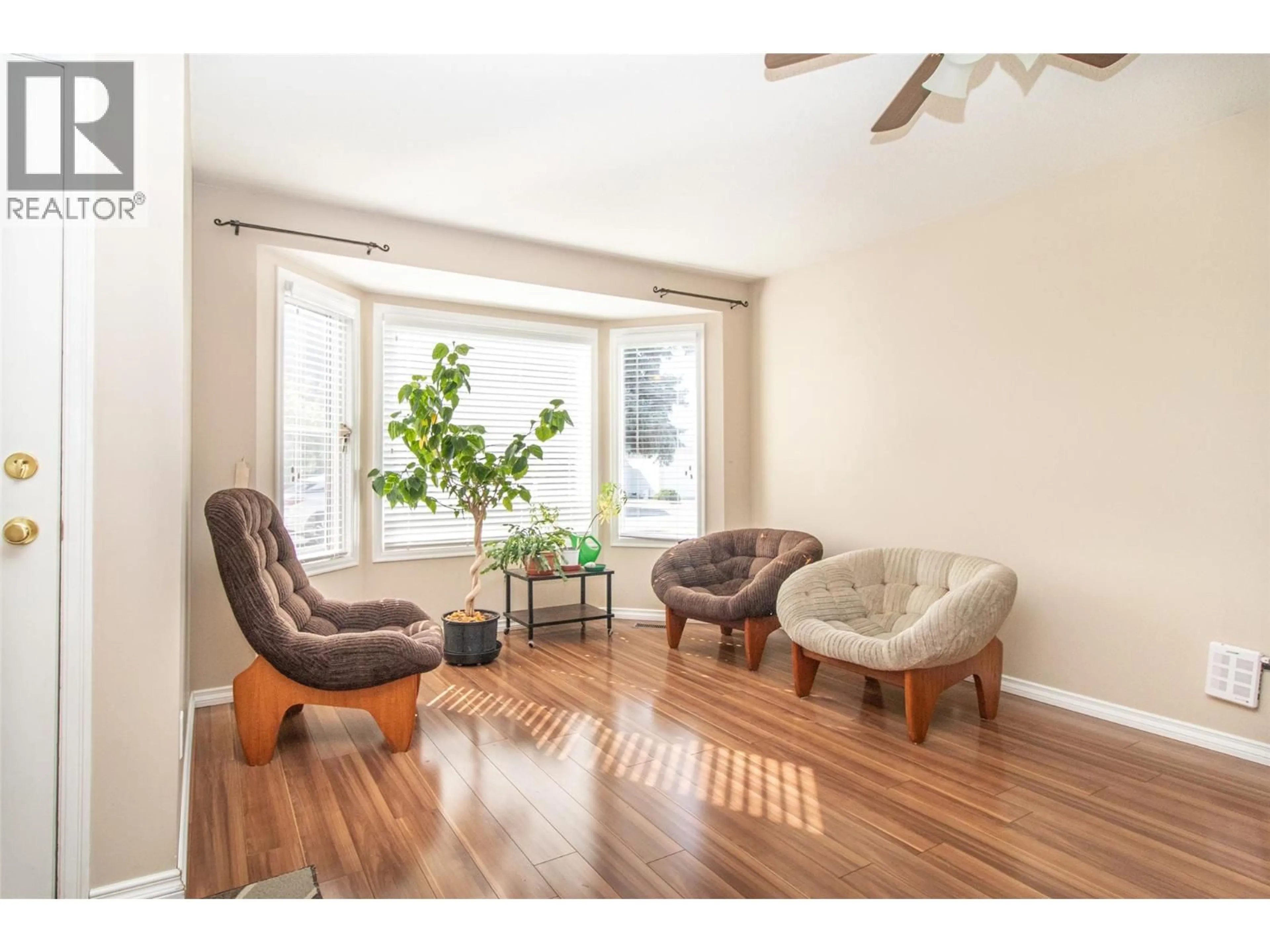 Living room with furniture, wood/laminate floor for 534 - 1255 RAYMER ROAD, Kelowna British Columbia V1W3S3
