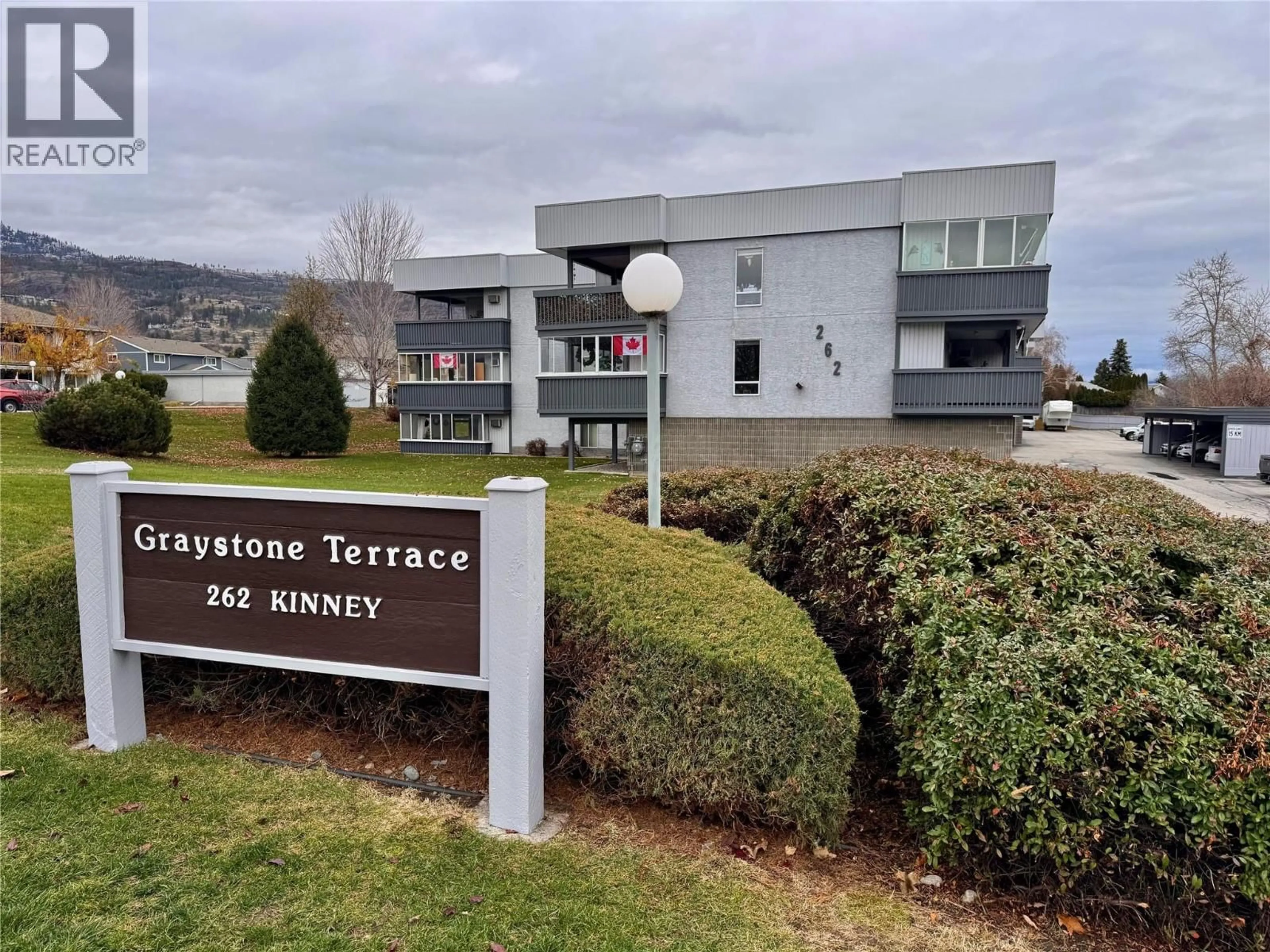 Indoor foyer for 311 - 262 KINNEY AVENUE, Penticton British Columbia V2A6R6