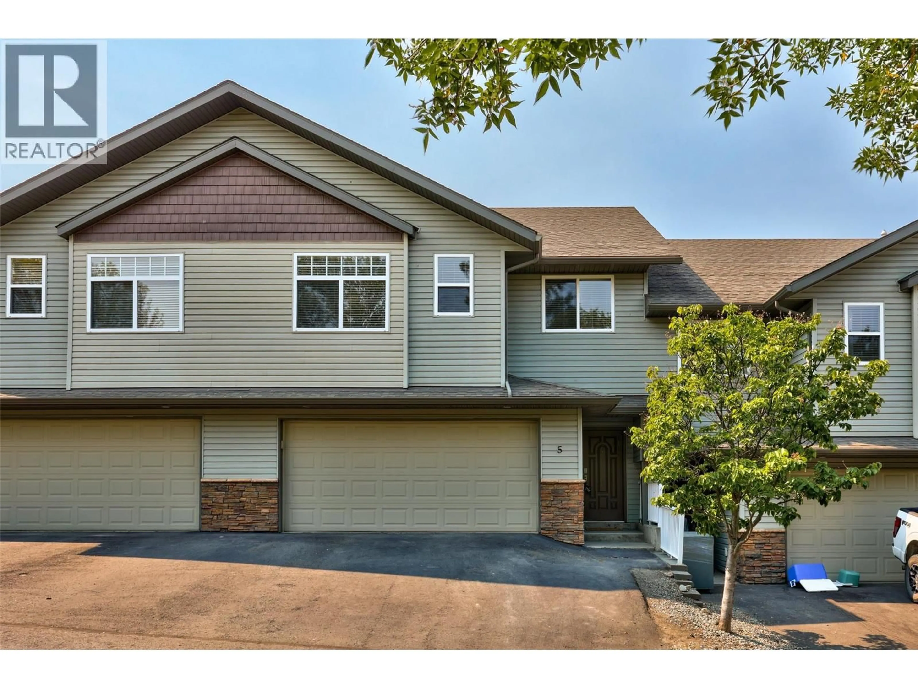 Home with vinyl exterior material, street for 5 - 2046 ROBSON PLACE, Kamloops British Columbia V2E0A5