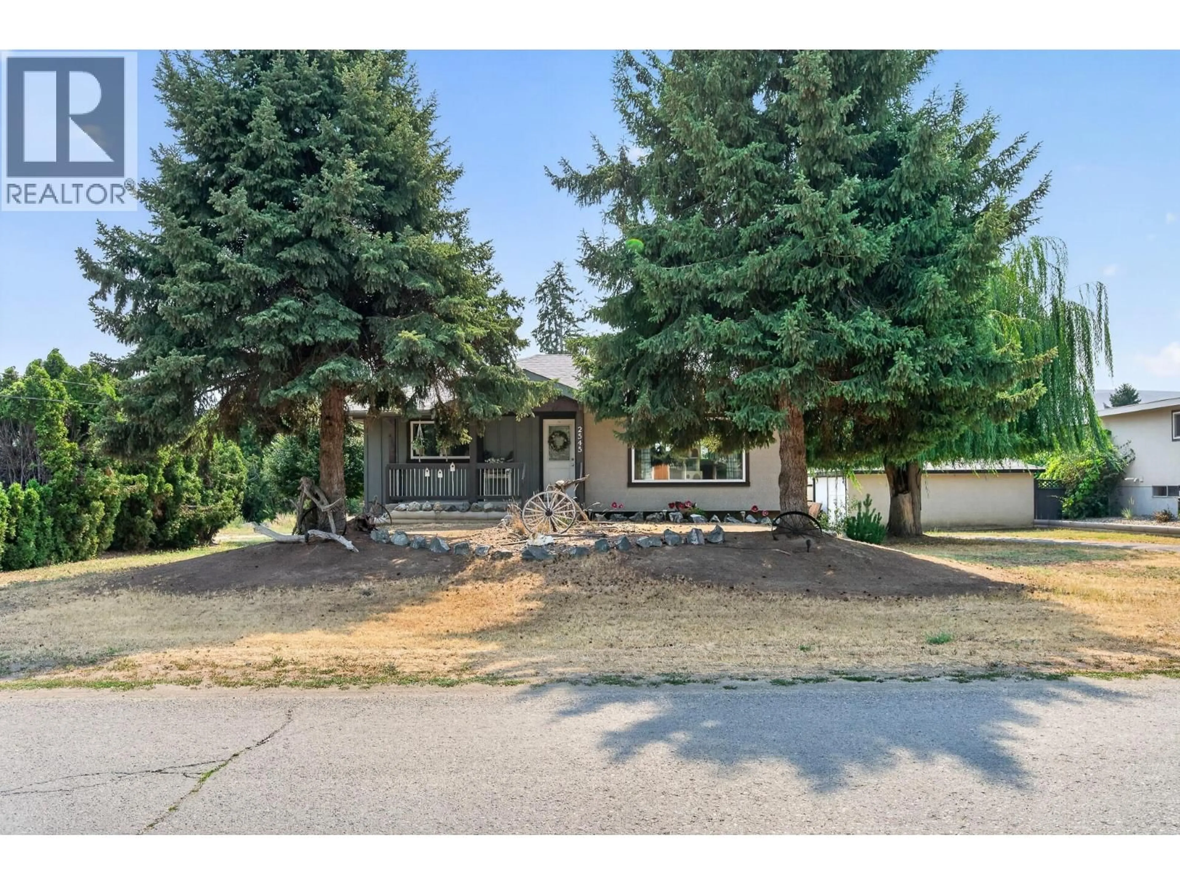 A pic from outside/outdoor area/front of a property/back of a property/a pic from drone, street for 2545 YOUNG AVENUE, Kamloops British Columbia V2B4M9