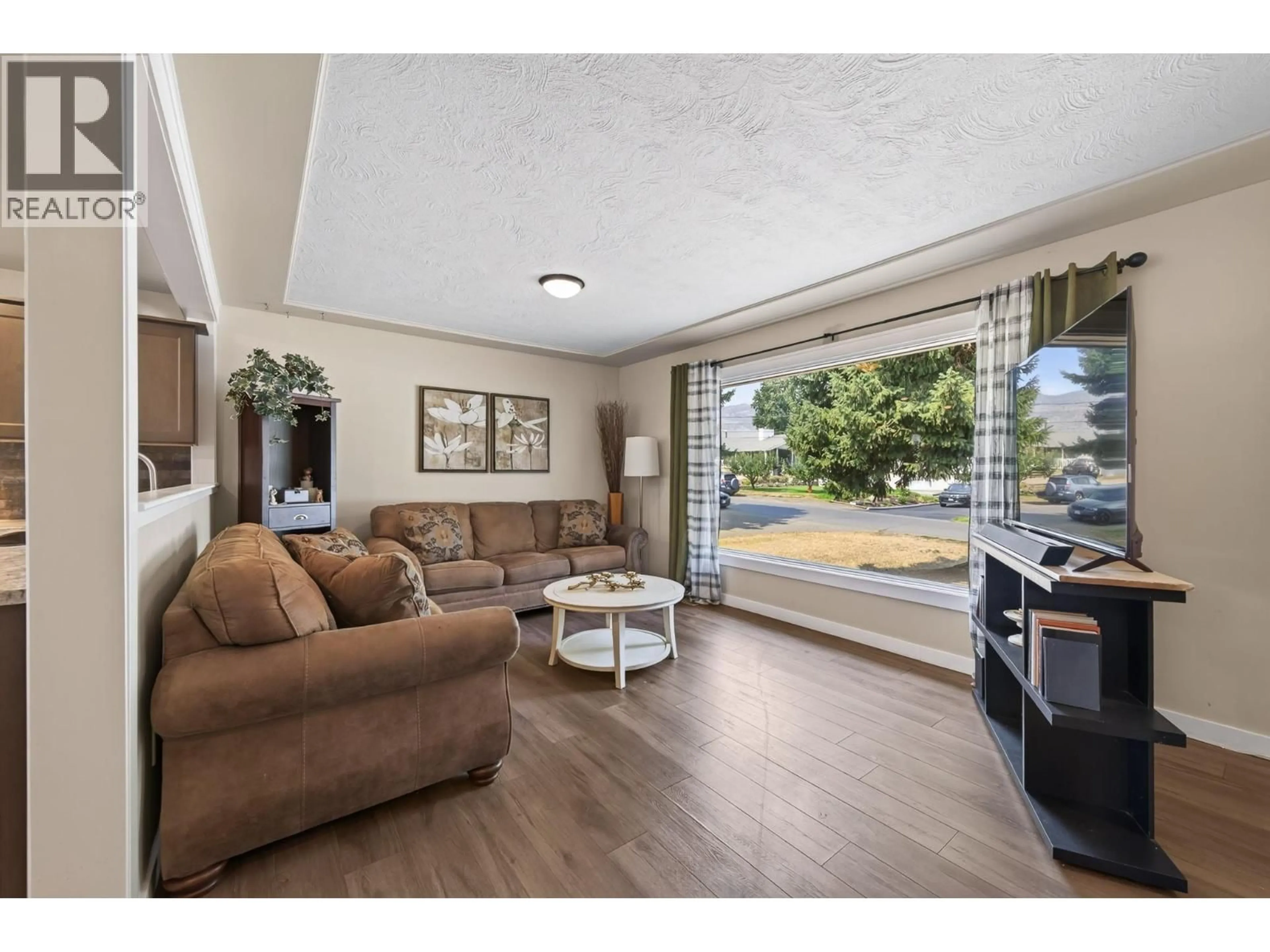Living room with furniture, unknown for 2545 YOUNG AVENUE, Kamloops British Columbia V2B4M9