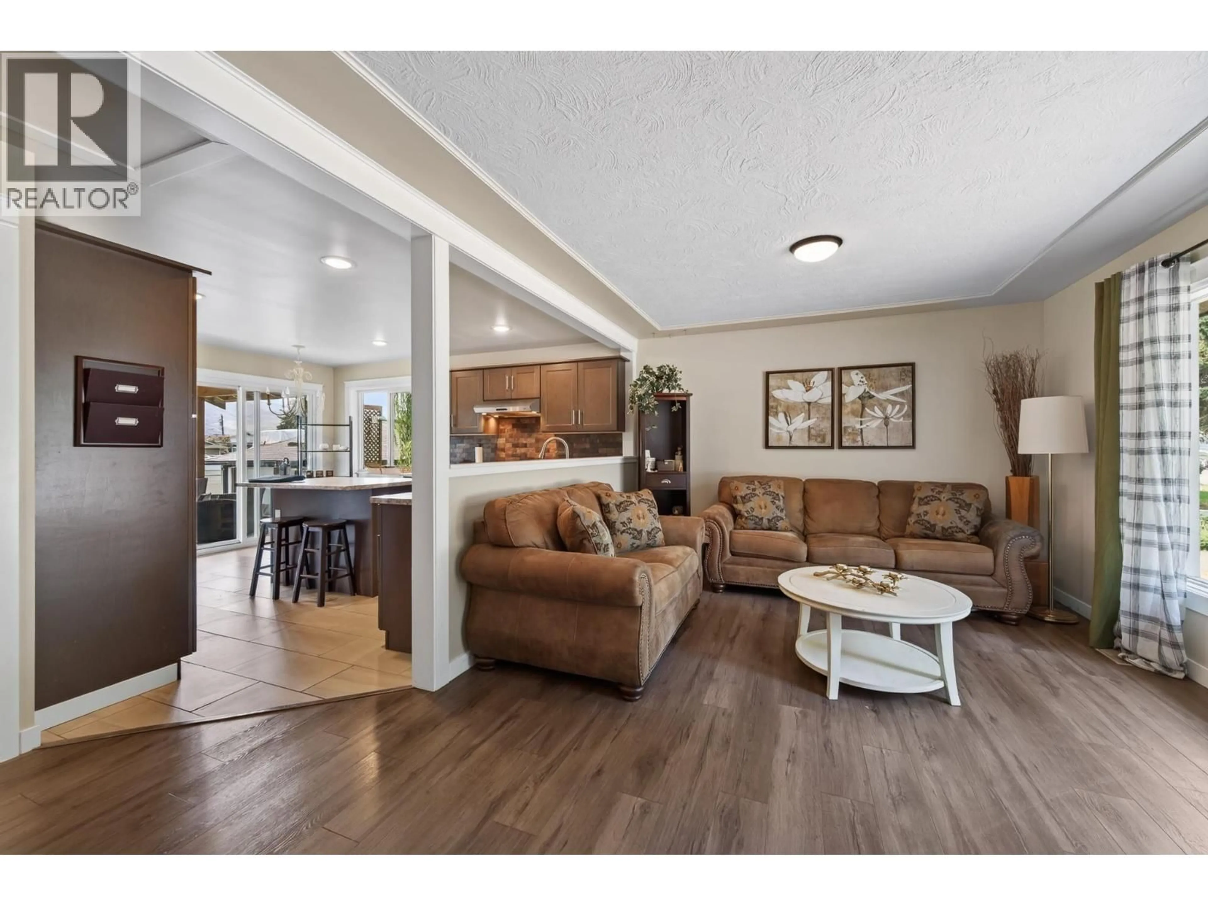 Living room with furniture, unknown for 2545 YOUNG AVENUE, Kamloops British Columbia V2B4M9