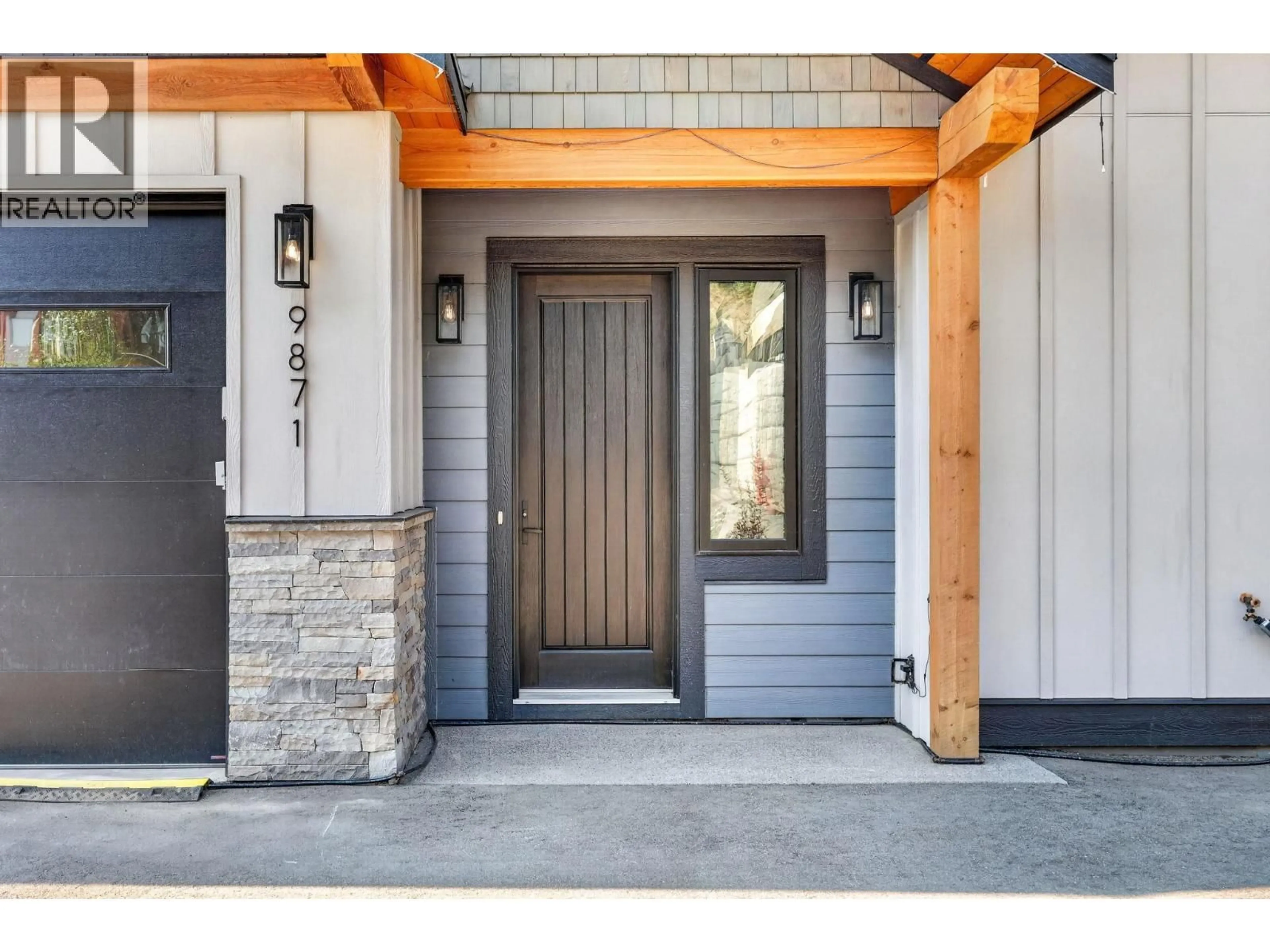 Indoor entryway for 9871 CATHEDRAL DRIVE, Silver Star British Columbia V1B3M1