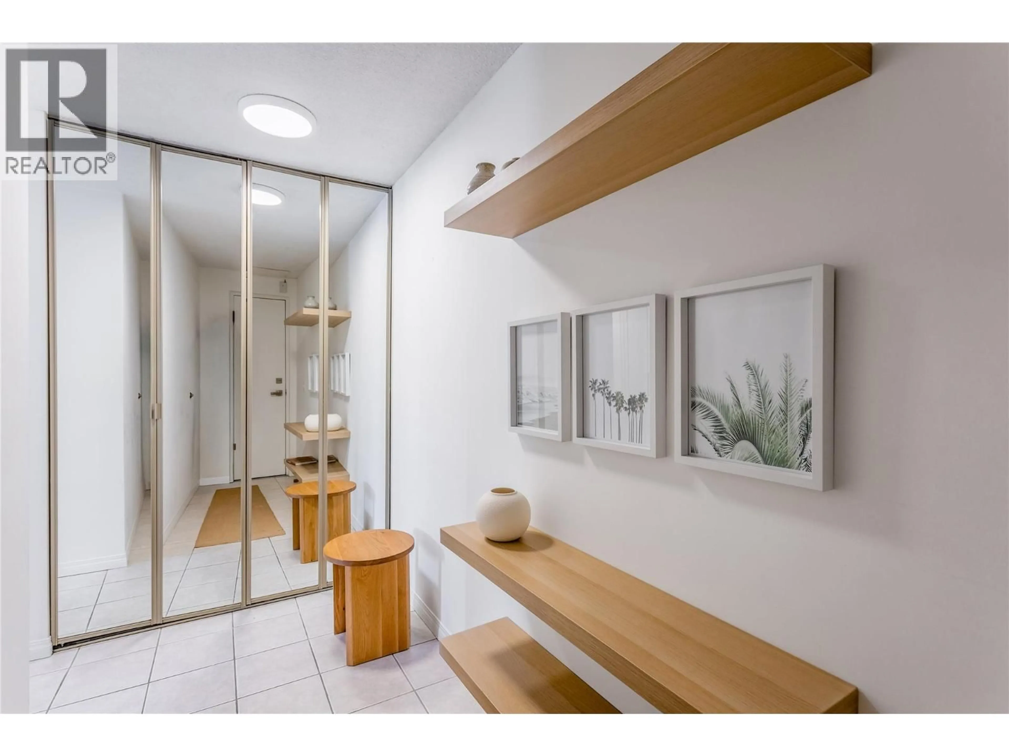 Indoor entryway for 303 - 737 LEON AVENUE, Kelowna British Columbia V1Y8L6