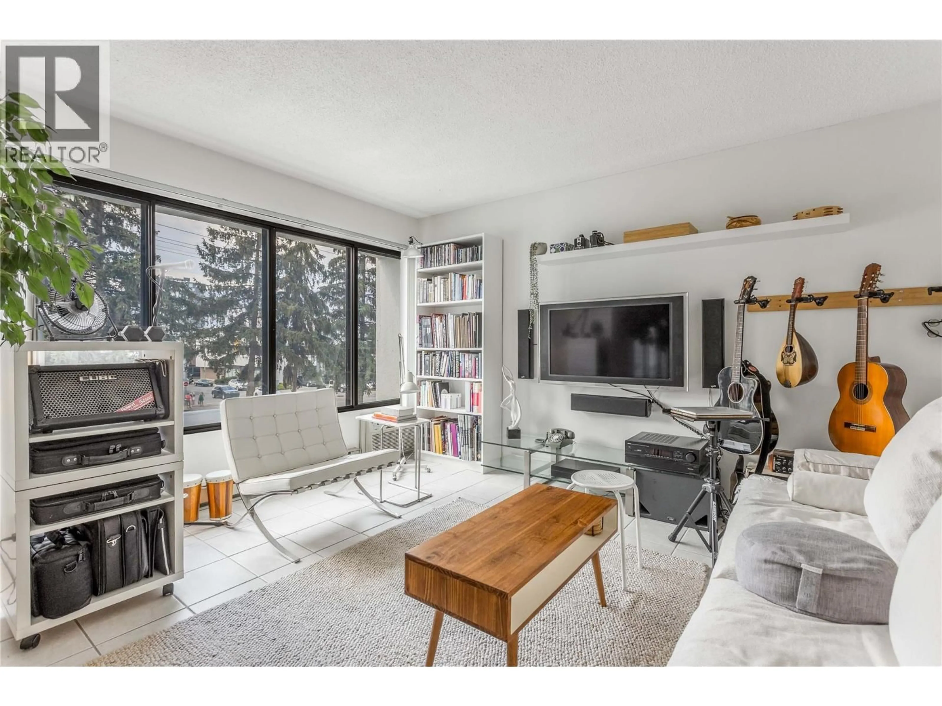 Living room with furniture, unknown for 303 - 737 LEON AVENUE, Kelowna British Columbia V1Y8L6