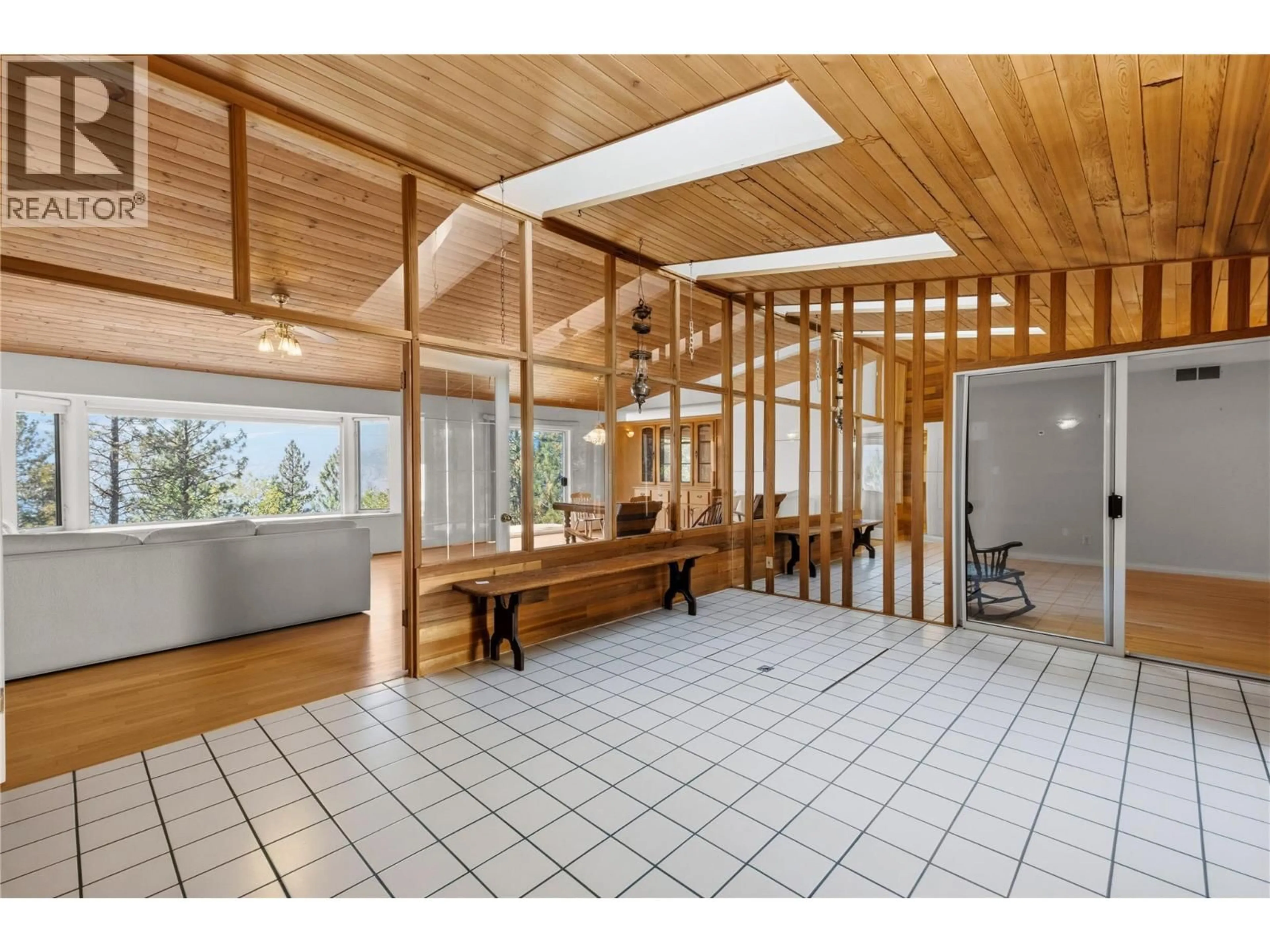 Indoor foyer for 1970 SUTHERLAND ROAD, Penticton British Columbia V2A8T8