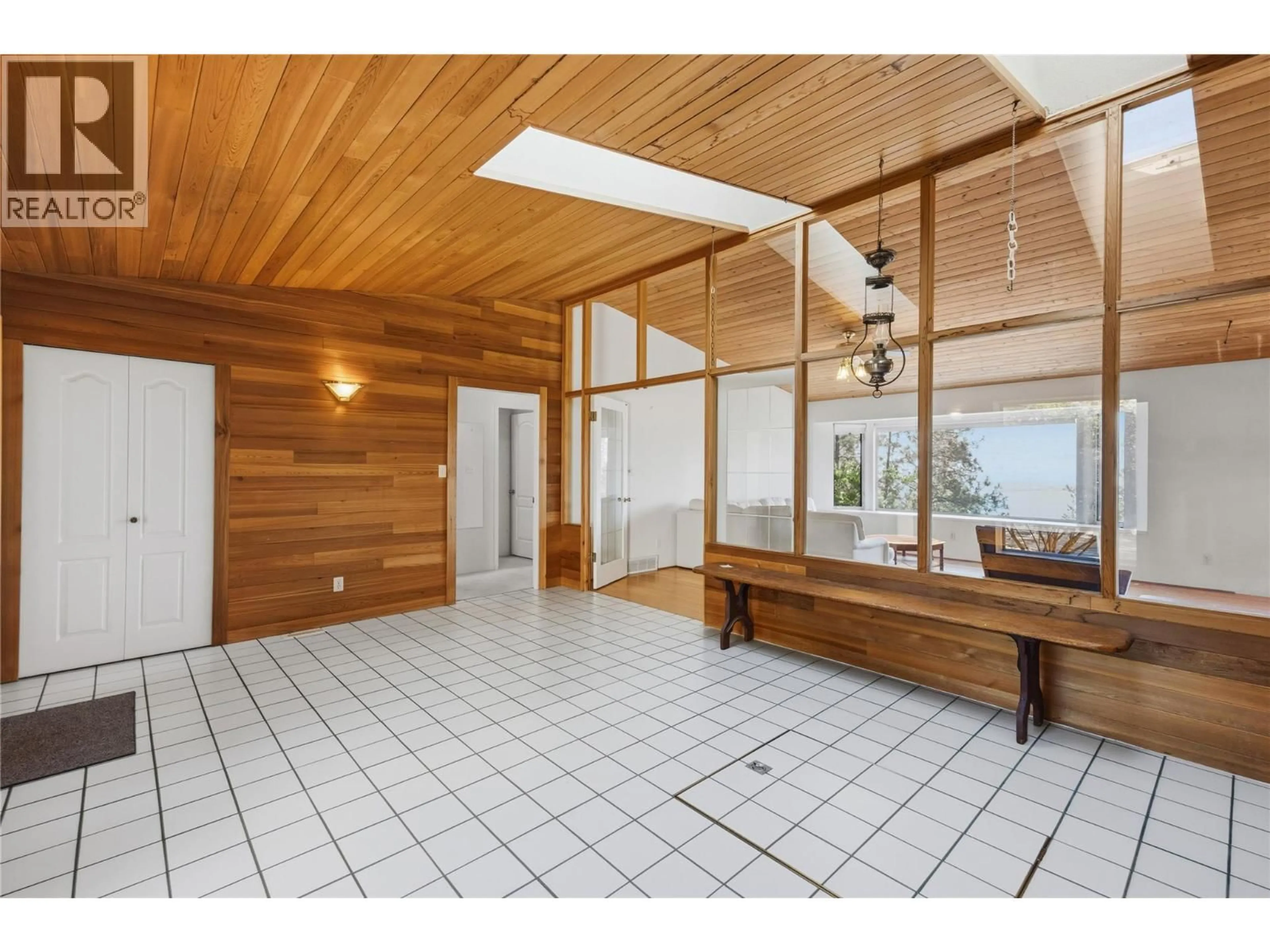 Indoor foyer for 1970 SUTHERLAND ROAD, Penticton British Columbia V2A8T8