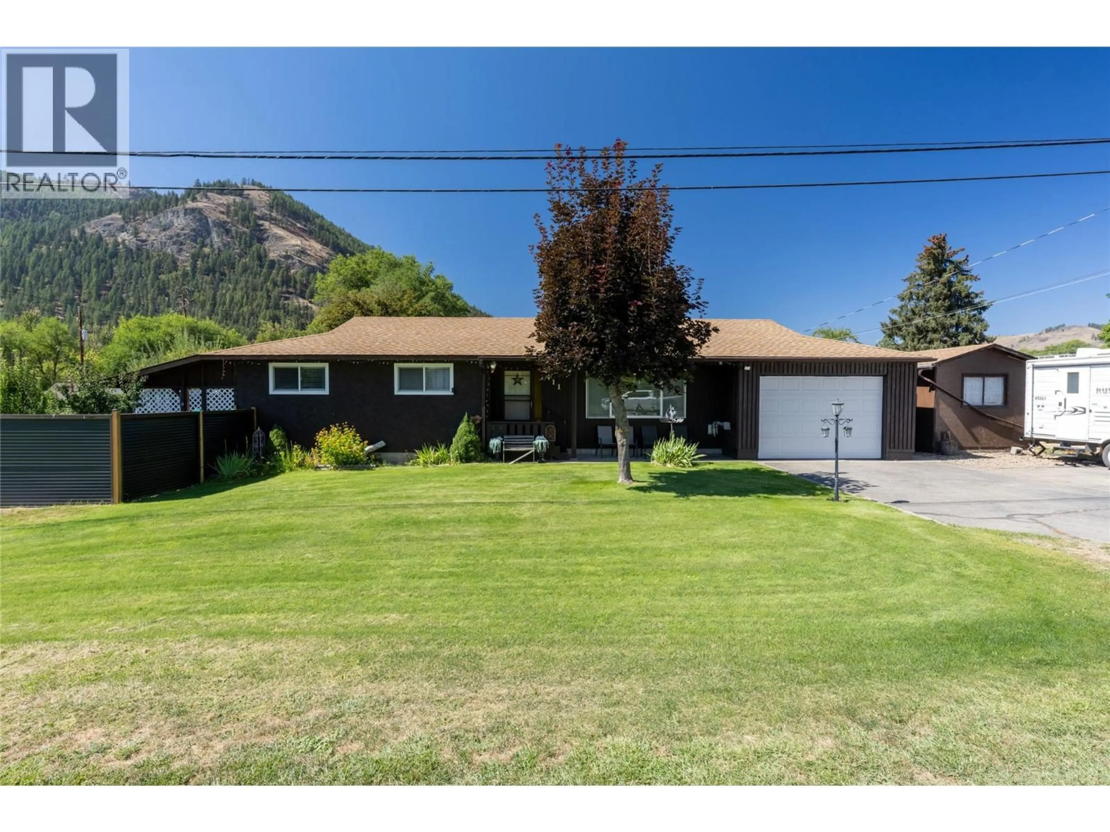 A pic from outside/outdoor area/front of a property/back of a property/a pic from drone, mountain view for 411 GERTRUDE STREET, Midway British Columbia V0H1M0