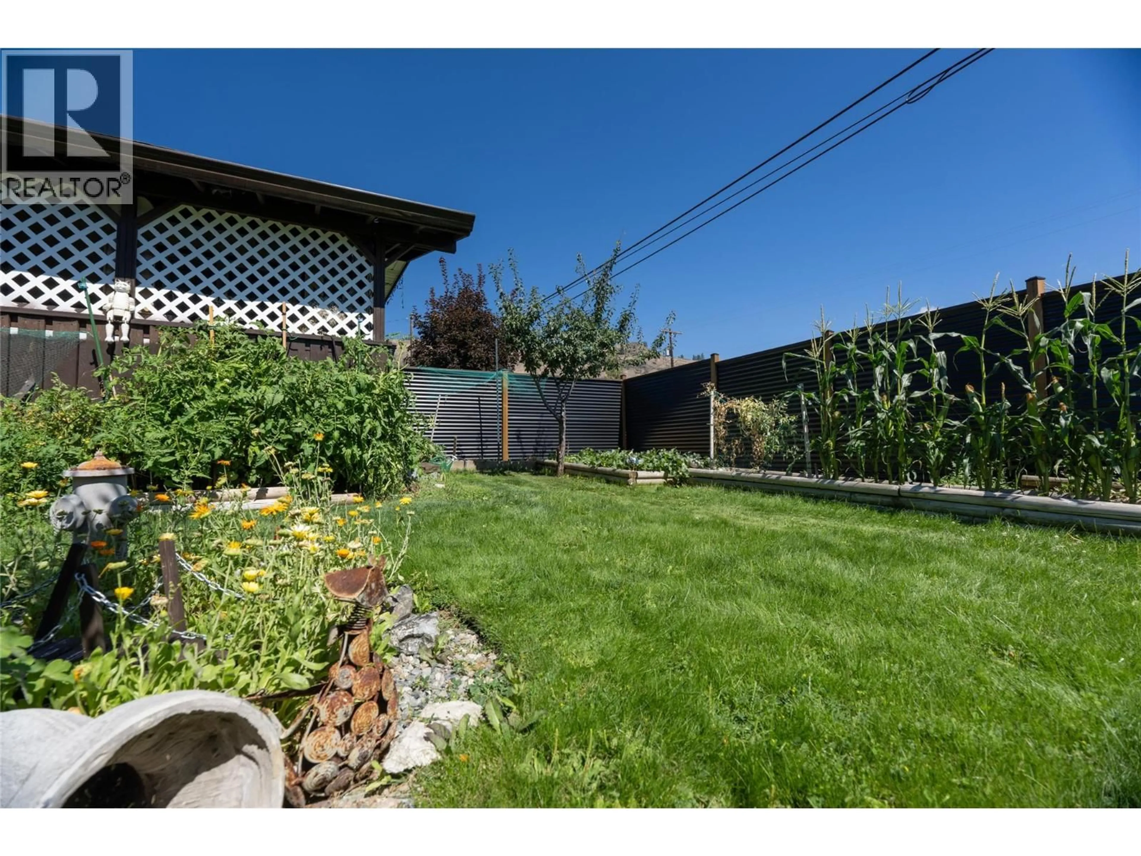 Patio, street for 411 GERTRUDE STREET, Midway British Columbia V0H1M0