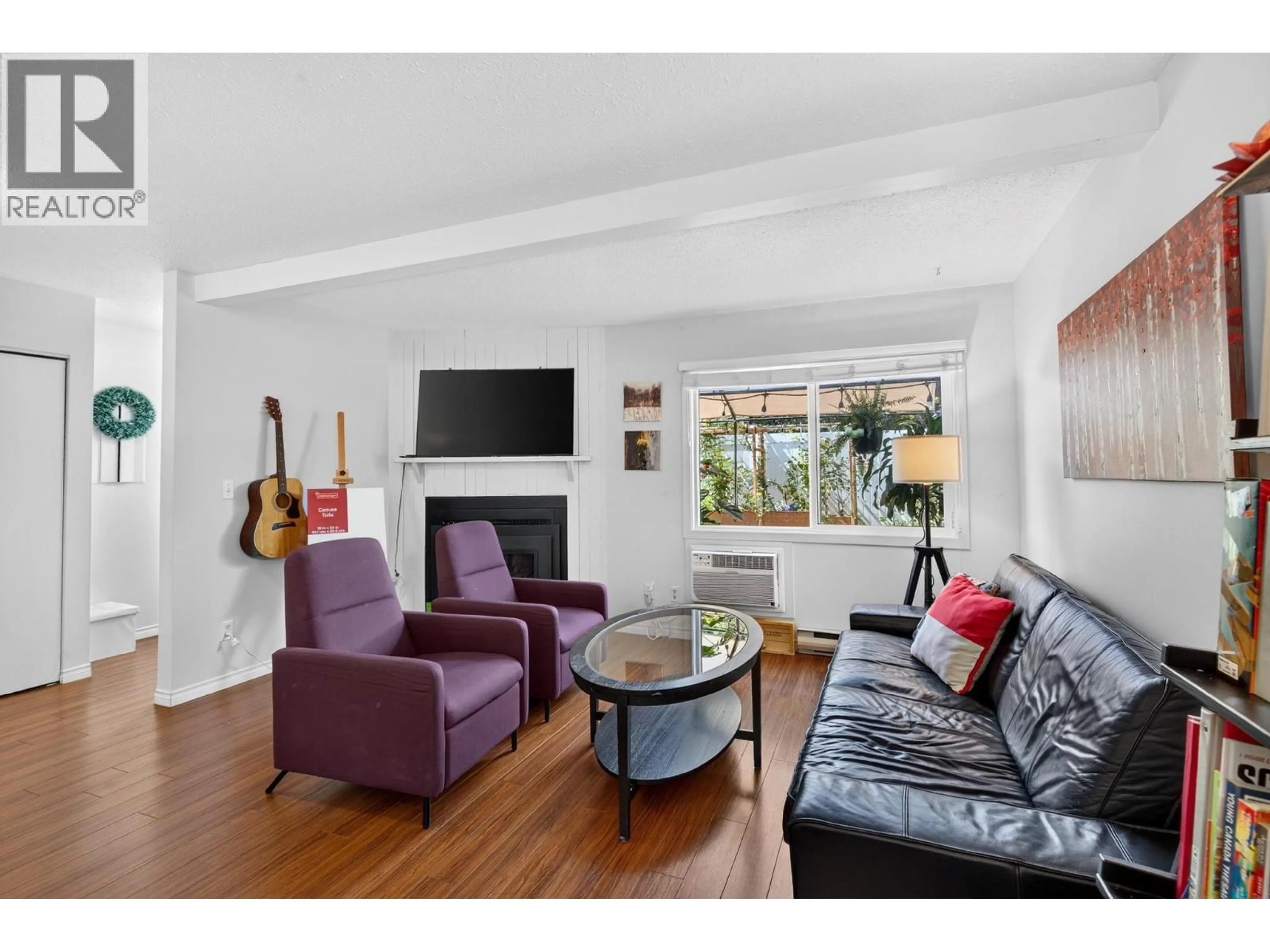 Living room with furniture, wood/laminate floor for 6 - 1481 INKAR ROAD, Kelowna British Columbia V1Y8J1