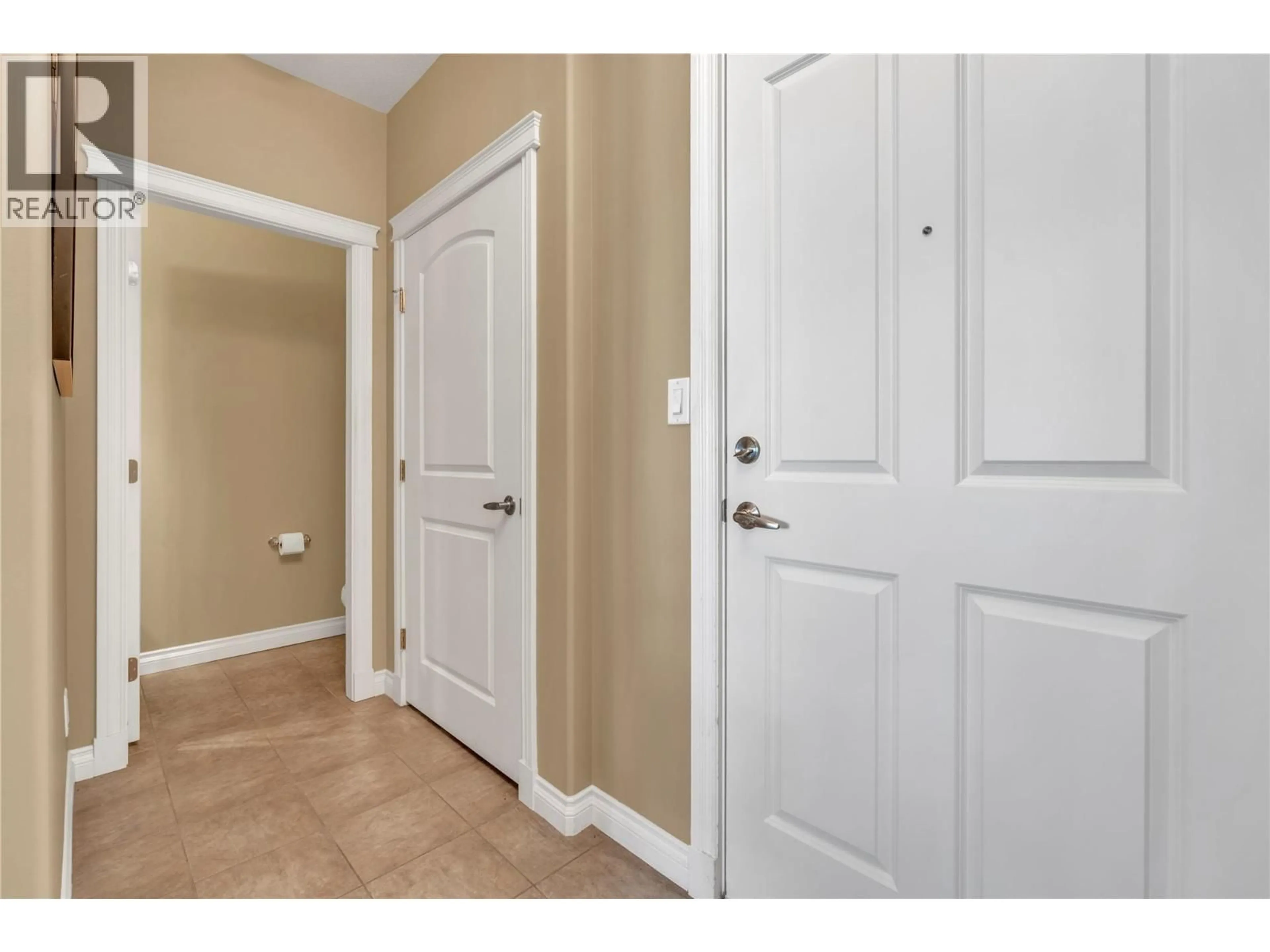 Indoor entryway for 310 - 3313 WILSON STREET, Penticton British Columbia V2A8J3