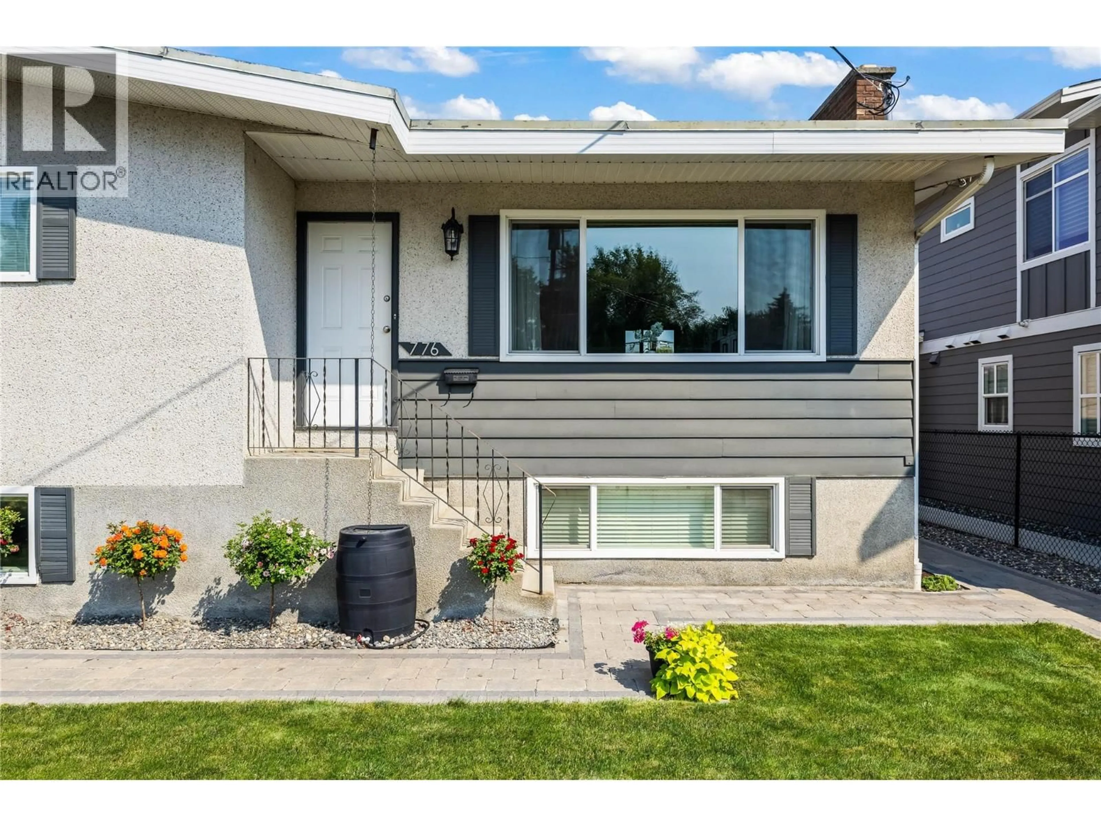 Home with vinyl exterior material, street for 776 GLENWOOD AVENUE, Kelowna British Columbia V1Y5M5