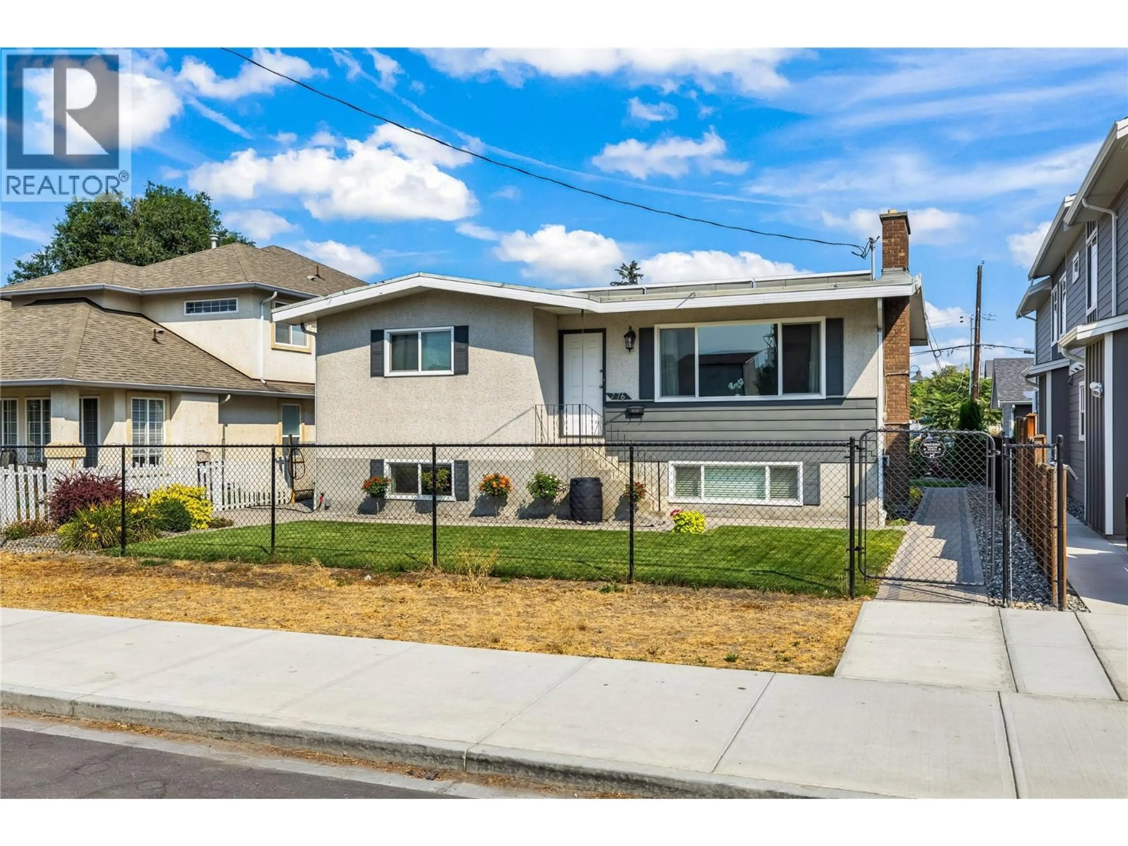 Home with vinyl exterior material, street for 776 GLENWOOD AVENUE, Kelowna British Columbia V1Y5M5